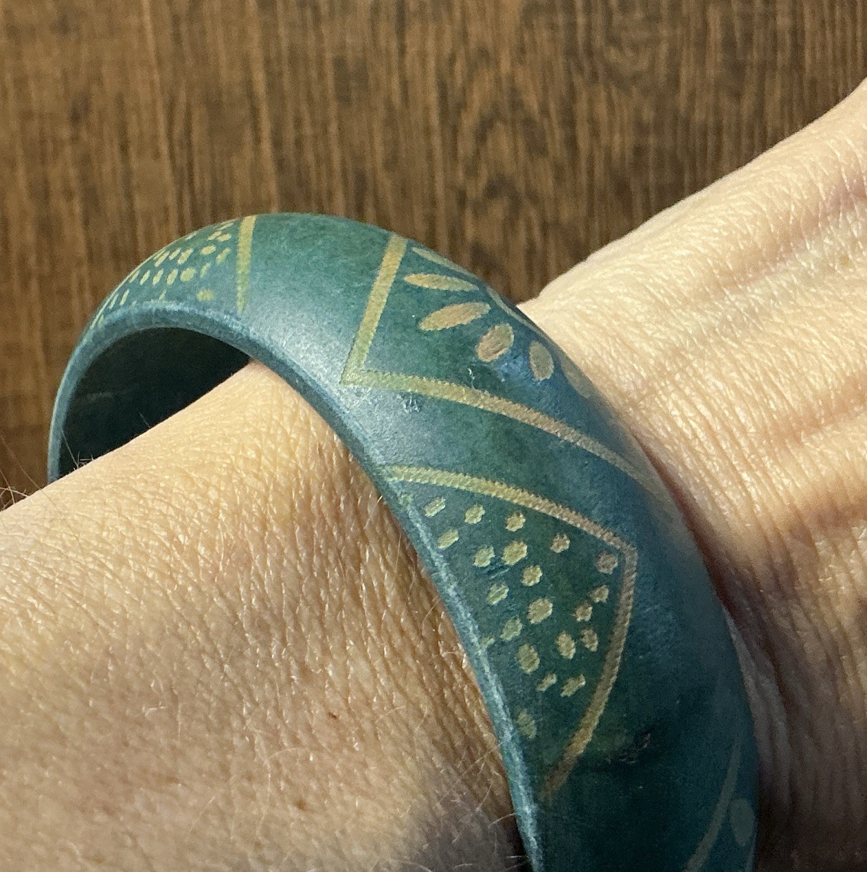 Green Wood Bangle Bracelet Gold Tone Geometric Floral Pattern No Stone