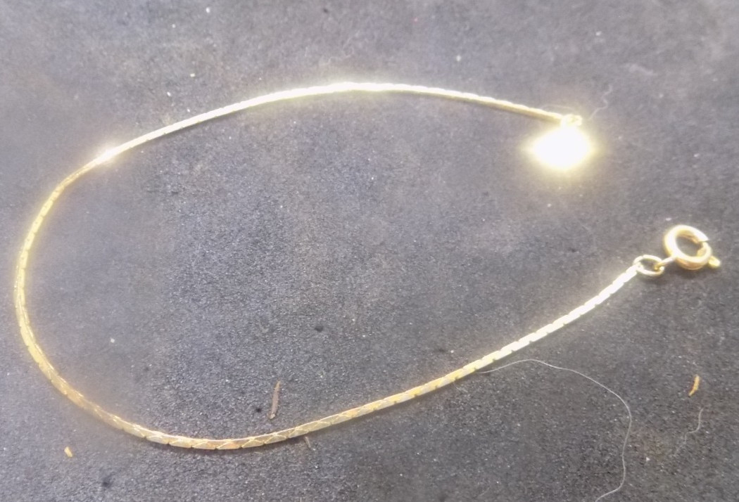 VINTAGE DAINTY HERRINGBONE 1 CHAIN GOLD TONE 7.5 INCH LONG BRACELET!!! (528)