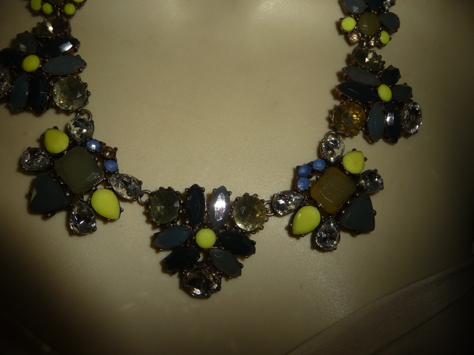 STELLA & DOT STATEMENT GRAY BLACK CLEAR YELLOW STONES GOLD TONE NECKLACE #29/29