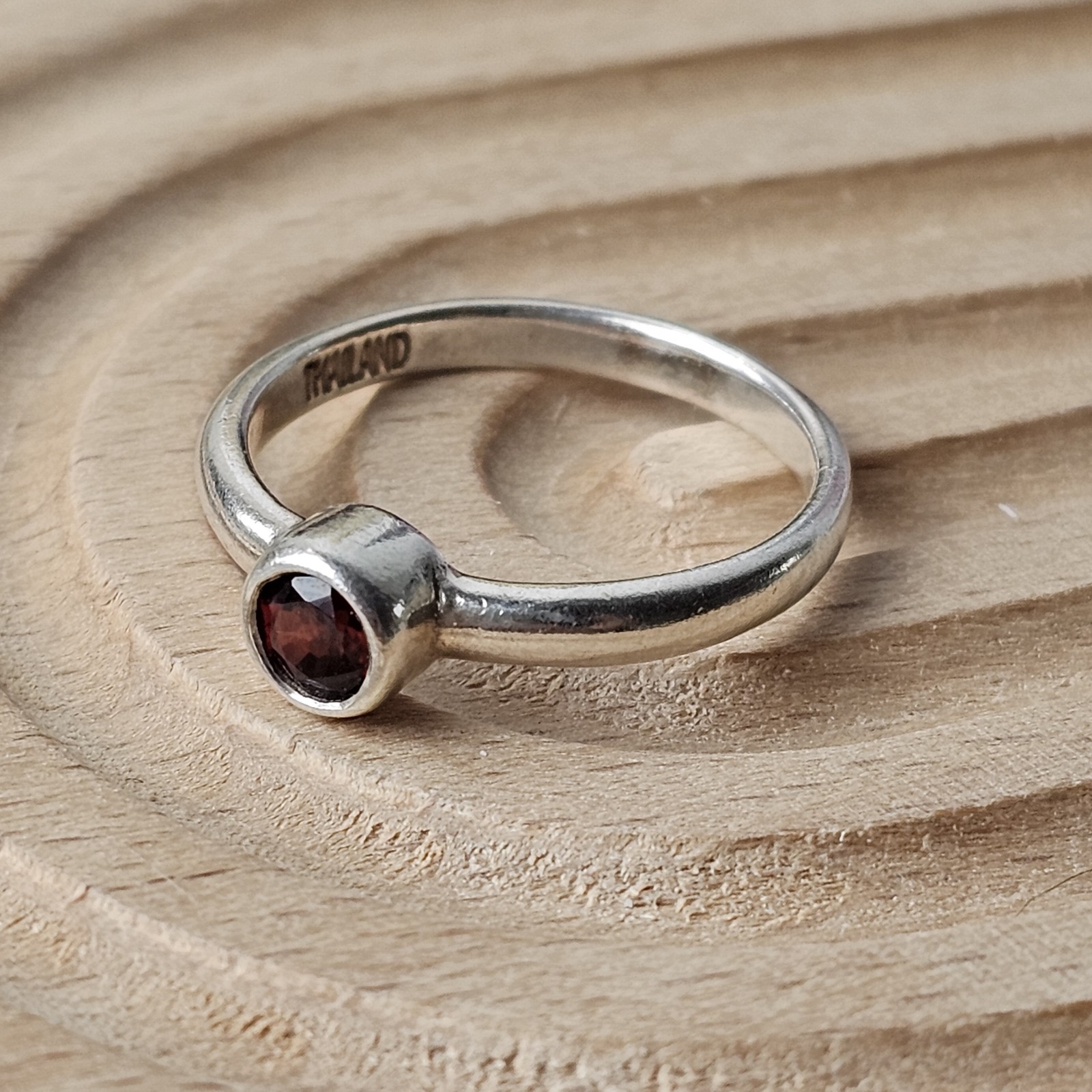 925 Sterling Silver Cabochon Garnet Minimalist Solitaire Ring Size 6 – 1.95 g