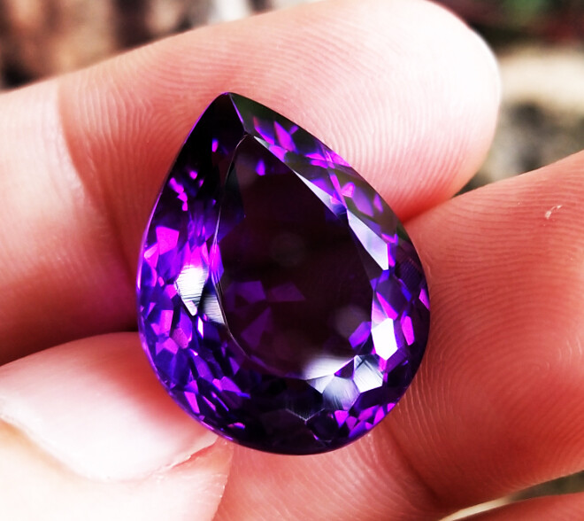 20.50cts. 21x17mm. PAER BEST PURPLE AMETHYST EXCELLENT CUT, GREAT FIRE!