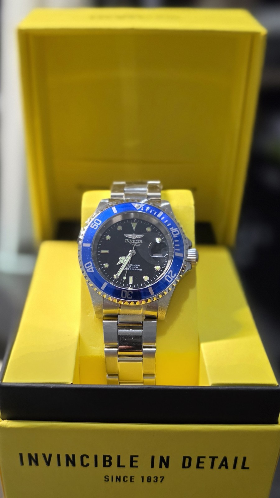 Invicta Pro Diver Men’s Quartz Date Blue Bezel Black Dial 40mm Bracelet Box