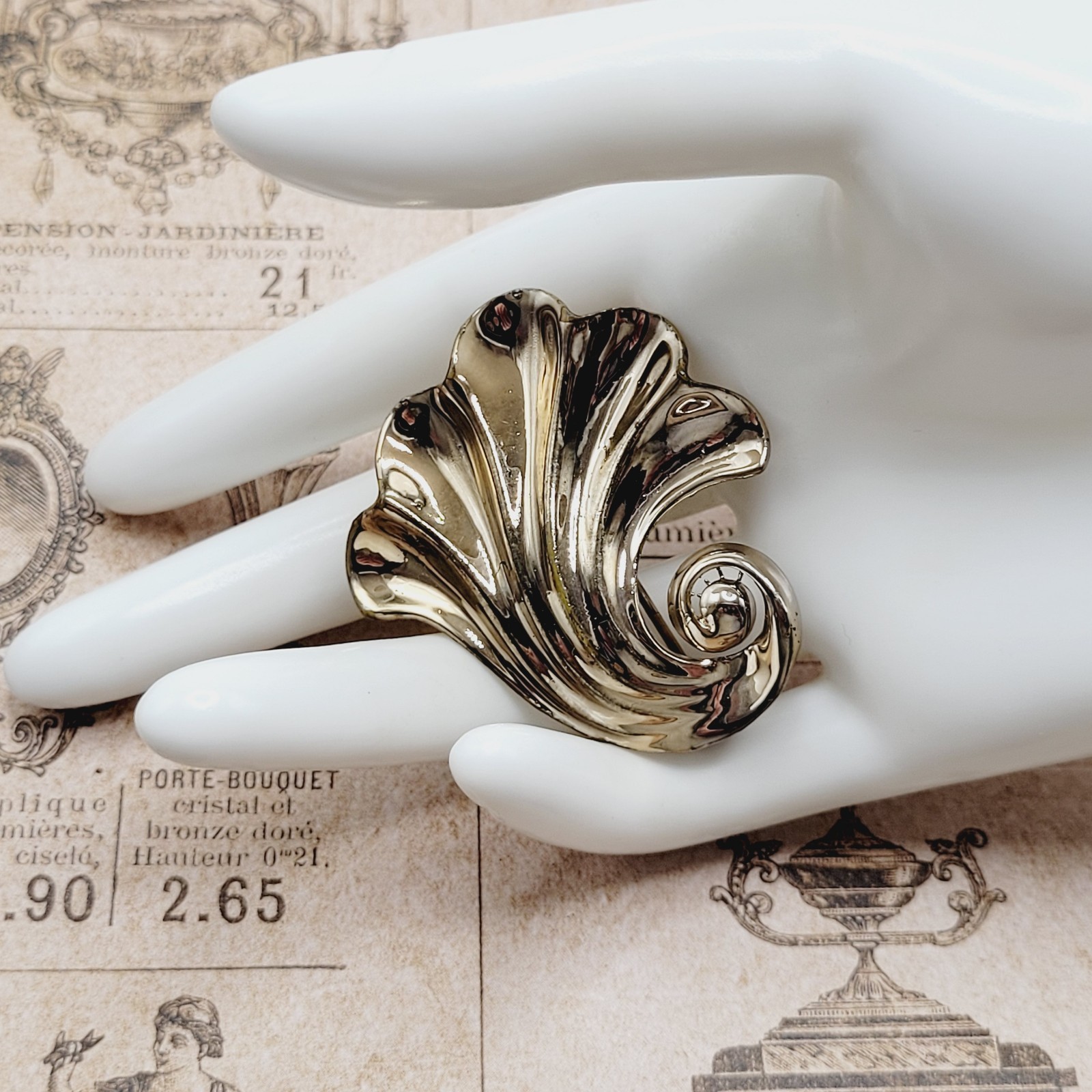 Nouveau Style Nautical Shell Swirl Wave Gold Tone Pin Retro 1940s Style Brooch