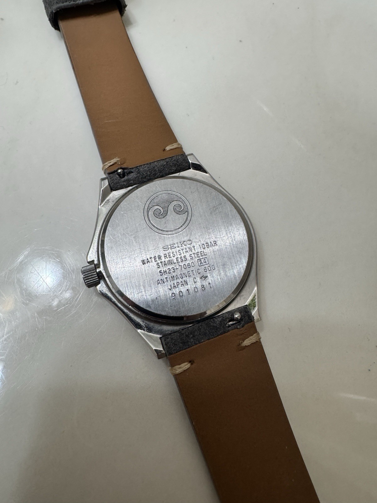 Vintage SEIKO Chronos 5H23 7060 Day Date “KANJI” White Dial Quartz Watch 36mm