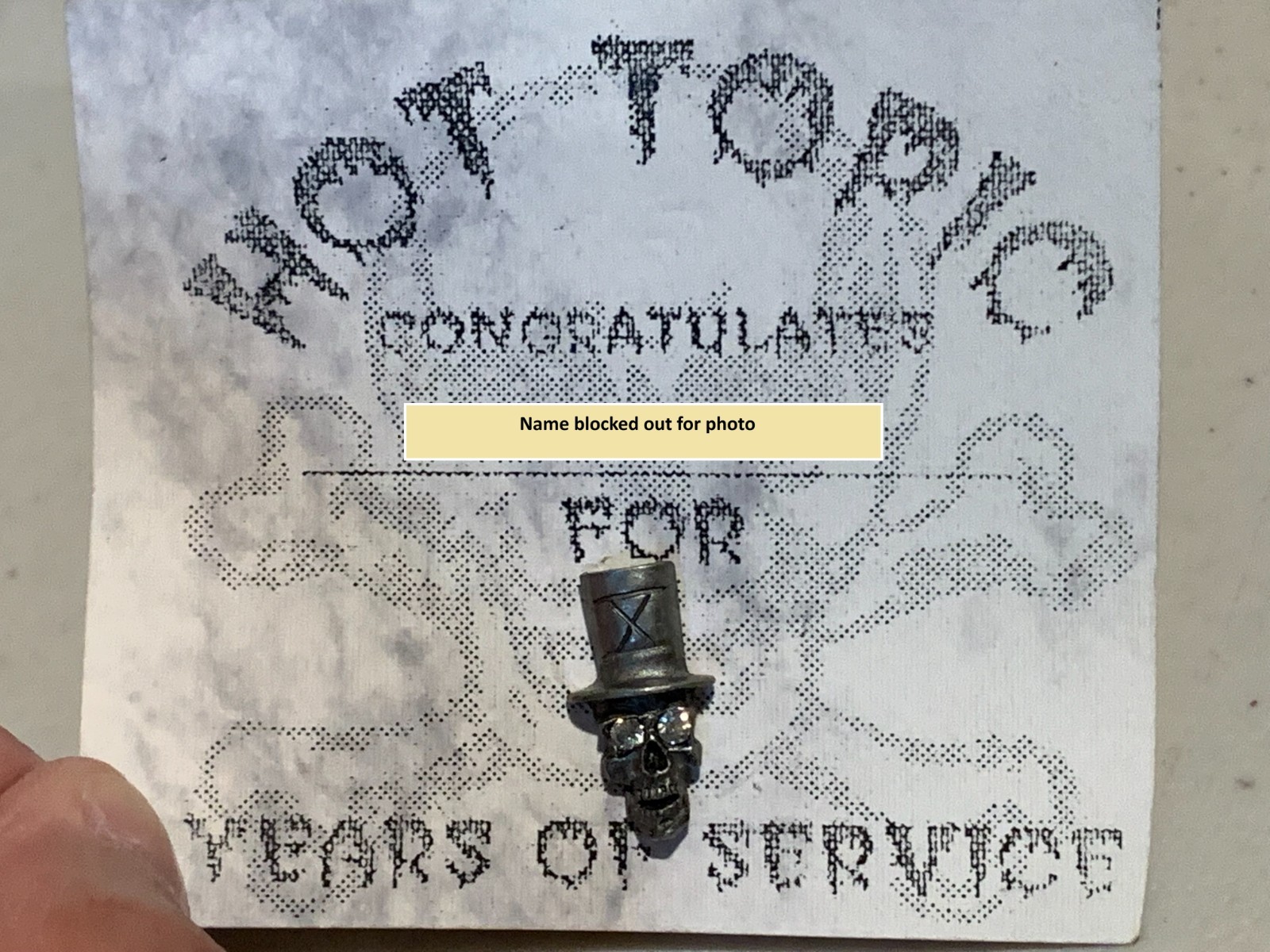 HOT TOPIC X (10) YEARS OF SERVICE PIN SKULL TOP HAT DIAMOND EYES NEW