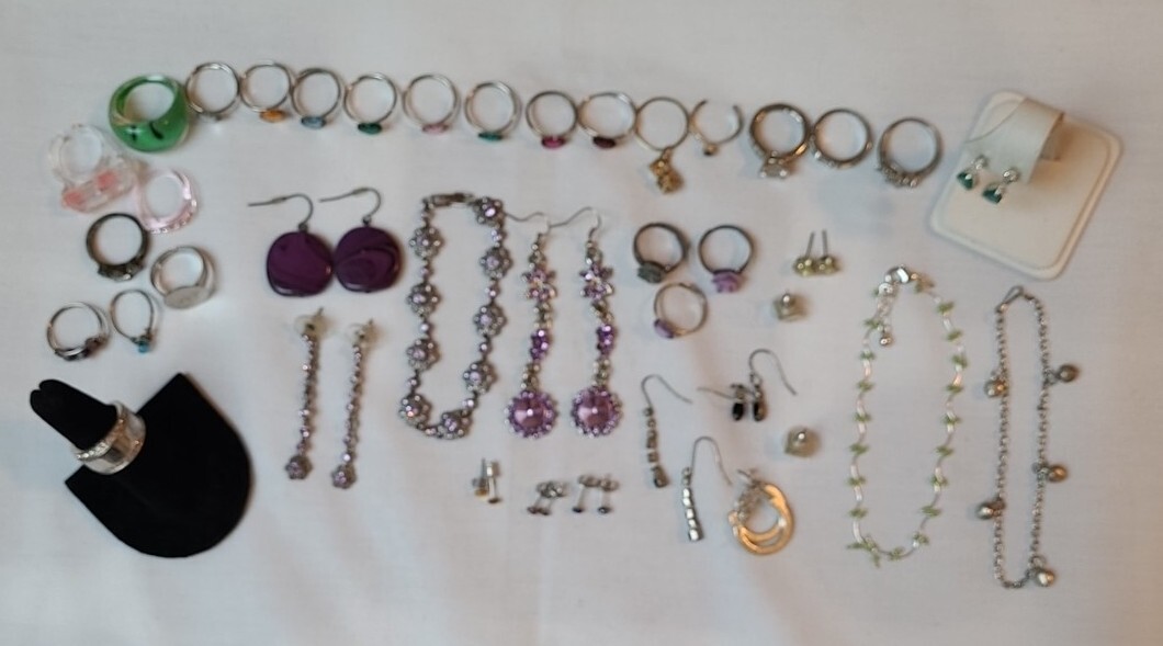 Big Lot of 39 Fashion Earrings, Bracelet & Rings [4.2]