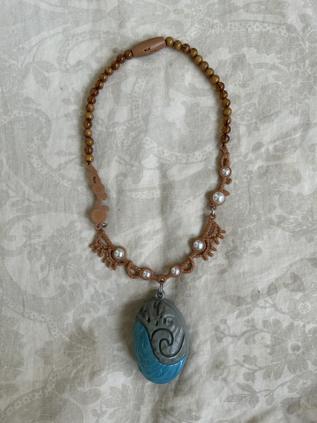 Disney Moana Heart of Te Fiti Light Up Necklace Toy