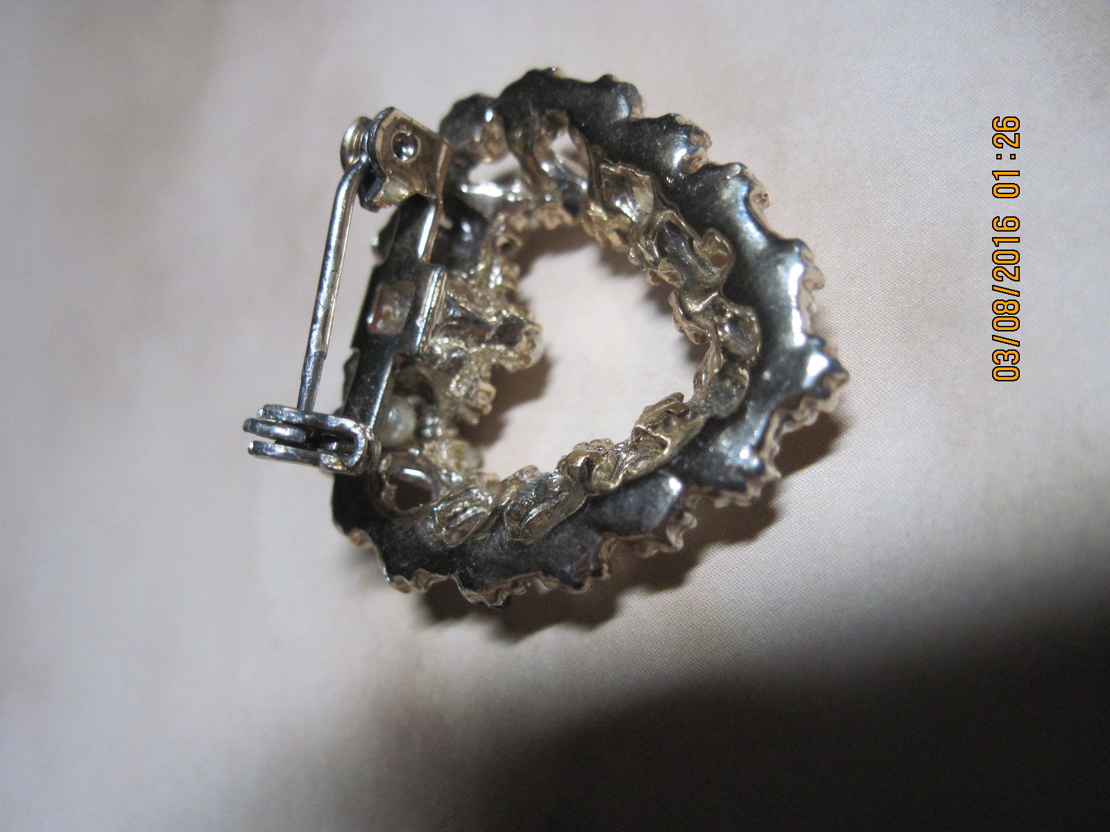 VINTAGE BEAUTIFUL SHABBY CHIC GOLD & FAUX PEARL DOUBLE HEART PIN ….#8956