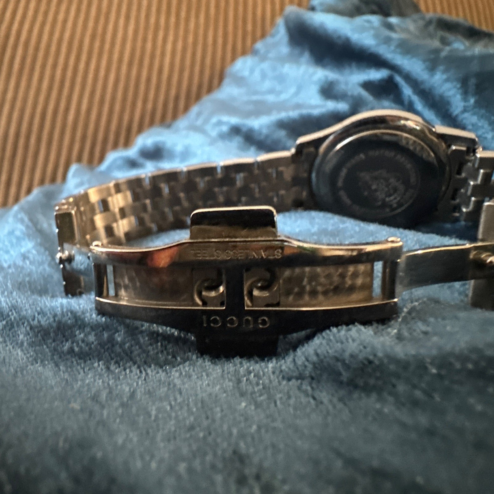 Gucci 5500L Swiss Made Quartz Date 30m WR Stainless Steel Black Dial