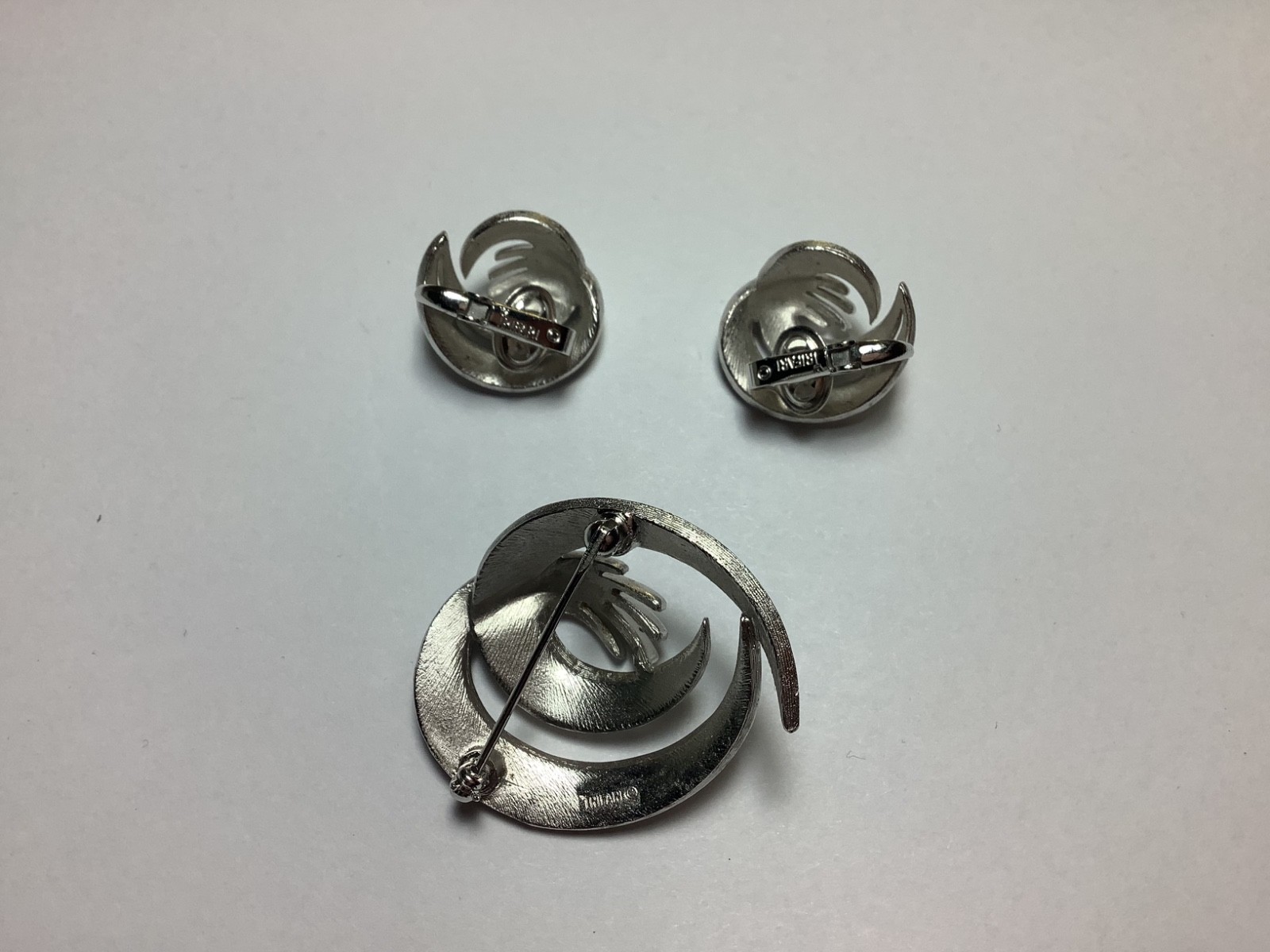 Vtg Crown Trifari Brooch & Clip On Earrings Set Silver Tone Signed Swirl Design