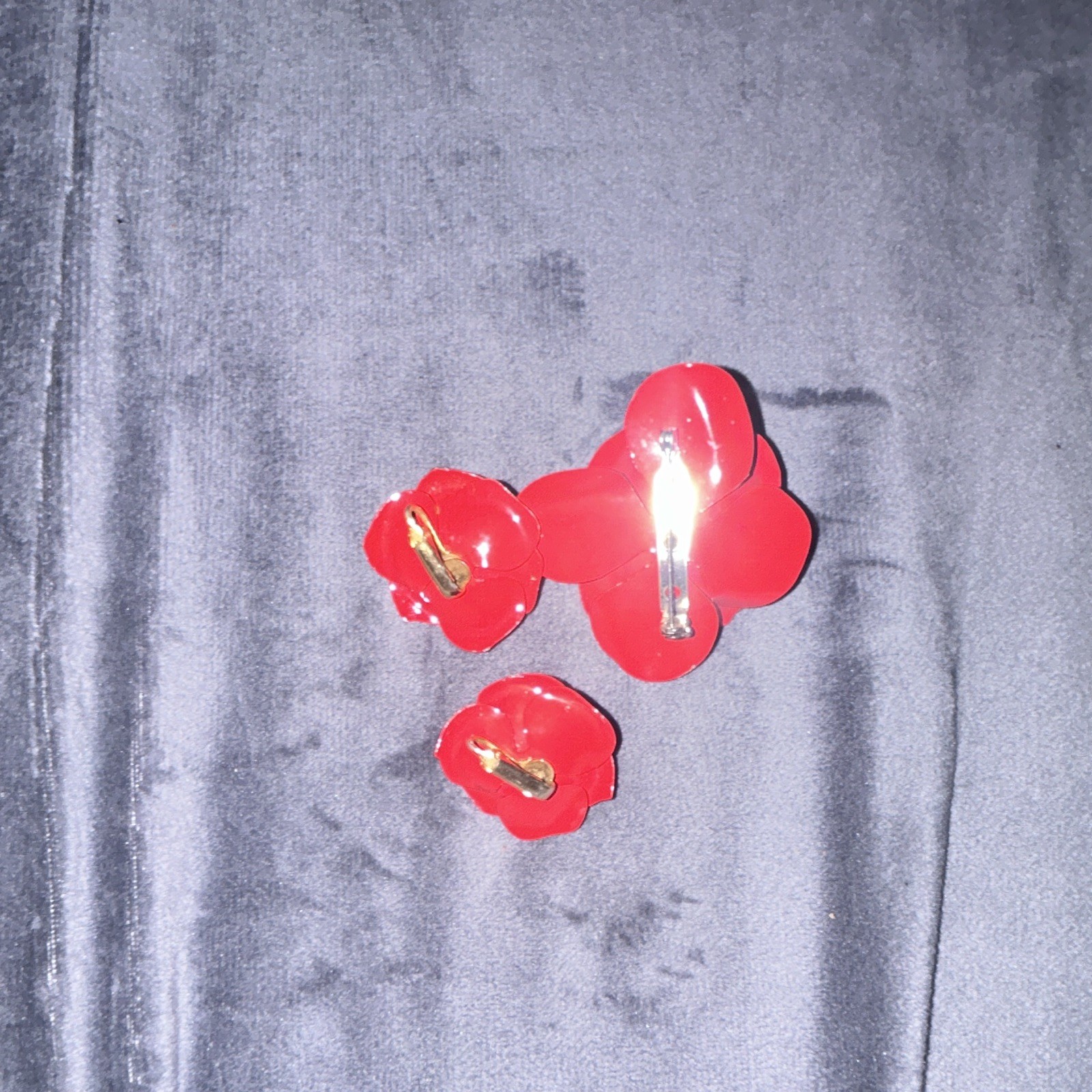 Red Plastic Rose Flower Brooch Pin, and earrings noStone, Flowers & Plants Theme