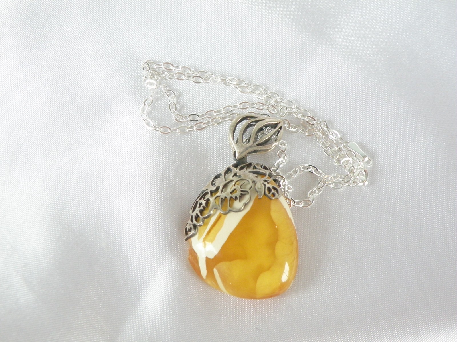 Vintage Sterling Silver 925 Butterscotch Egg Yolk Amber Pendant Necklace