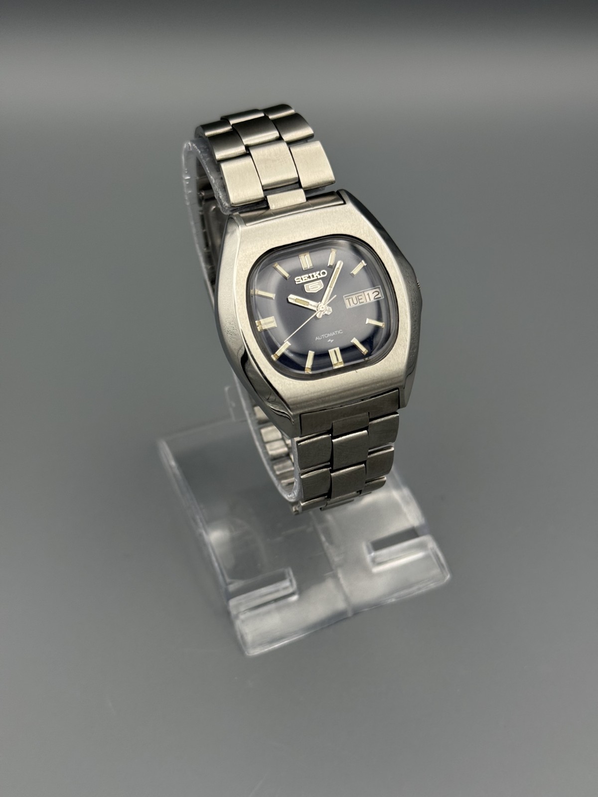 TV Shape Vintage Seiko 5 Automatic Black Dial Day/Date Men’s Wrist Watch Japan