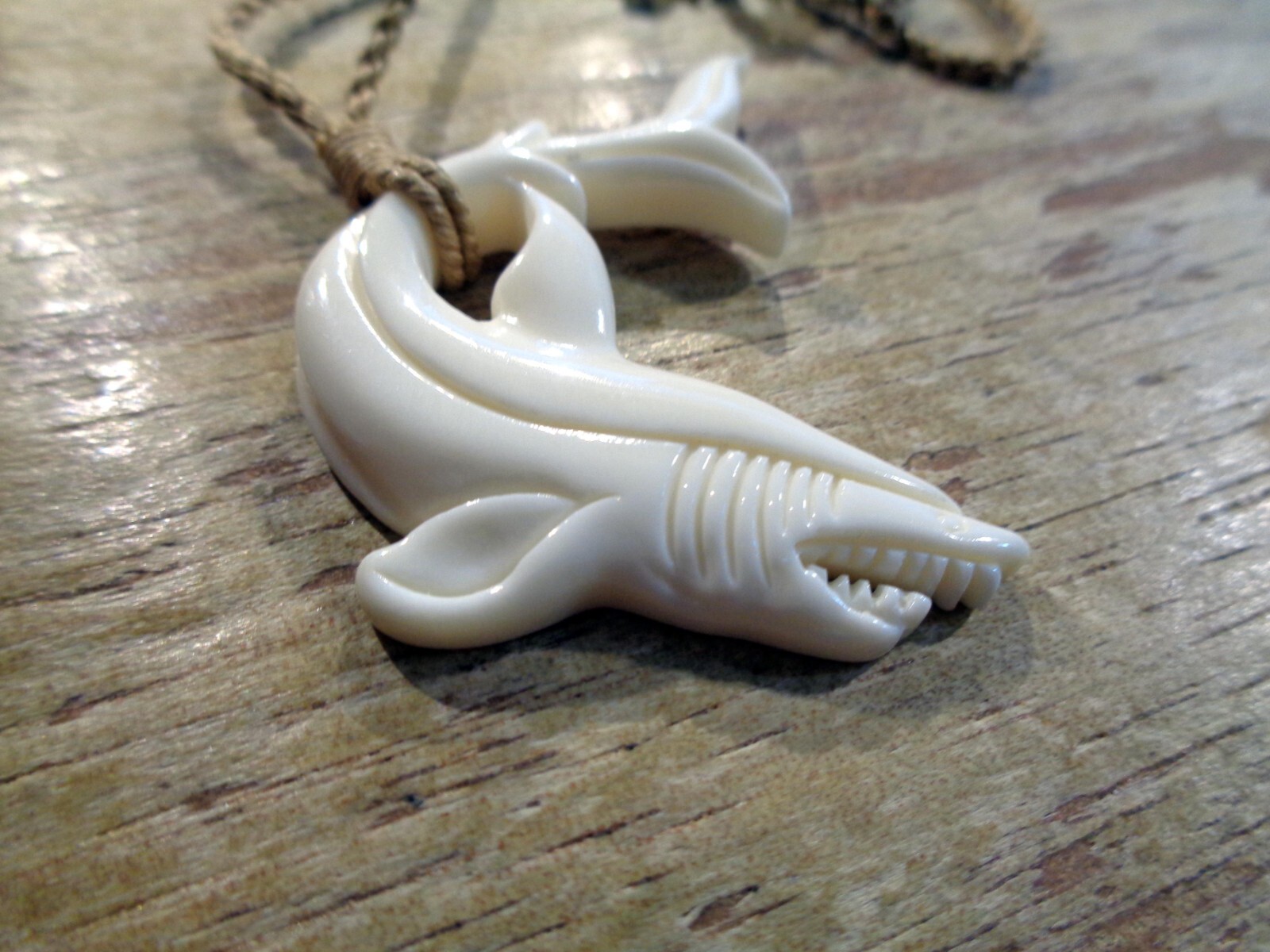 56MM CARVED WATER BUFFALO BONE HAWAIIAN MANO NIUHI SHARK PENDANT NECKLACE 28″