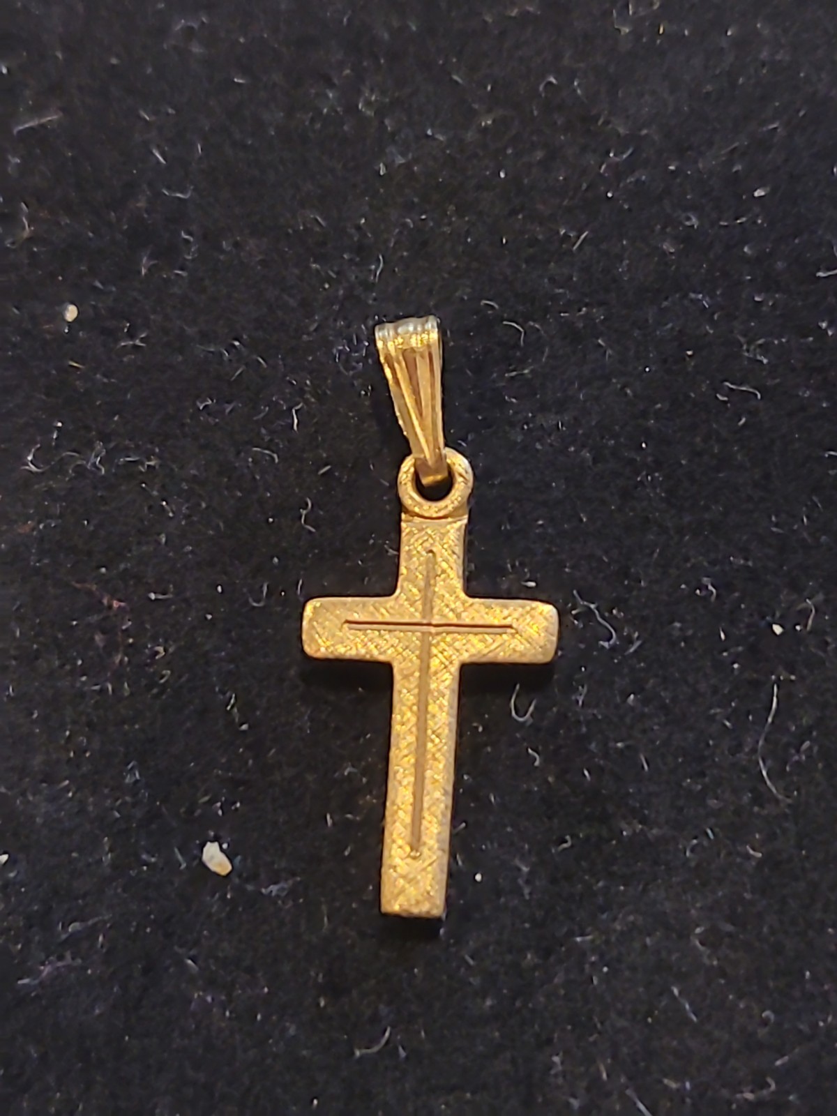 Cross 1/20th 22 kt G P. Delicate, textured. With bail. Vintage