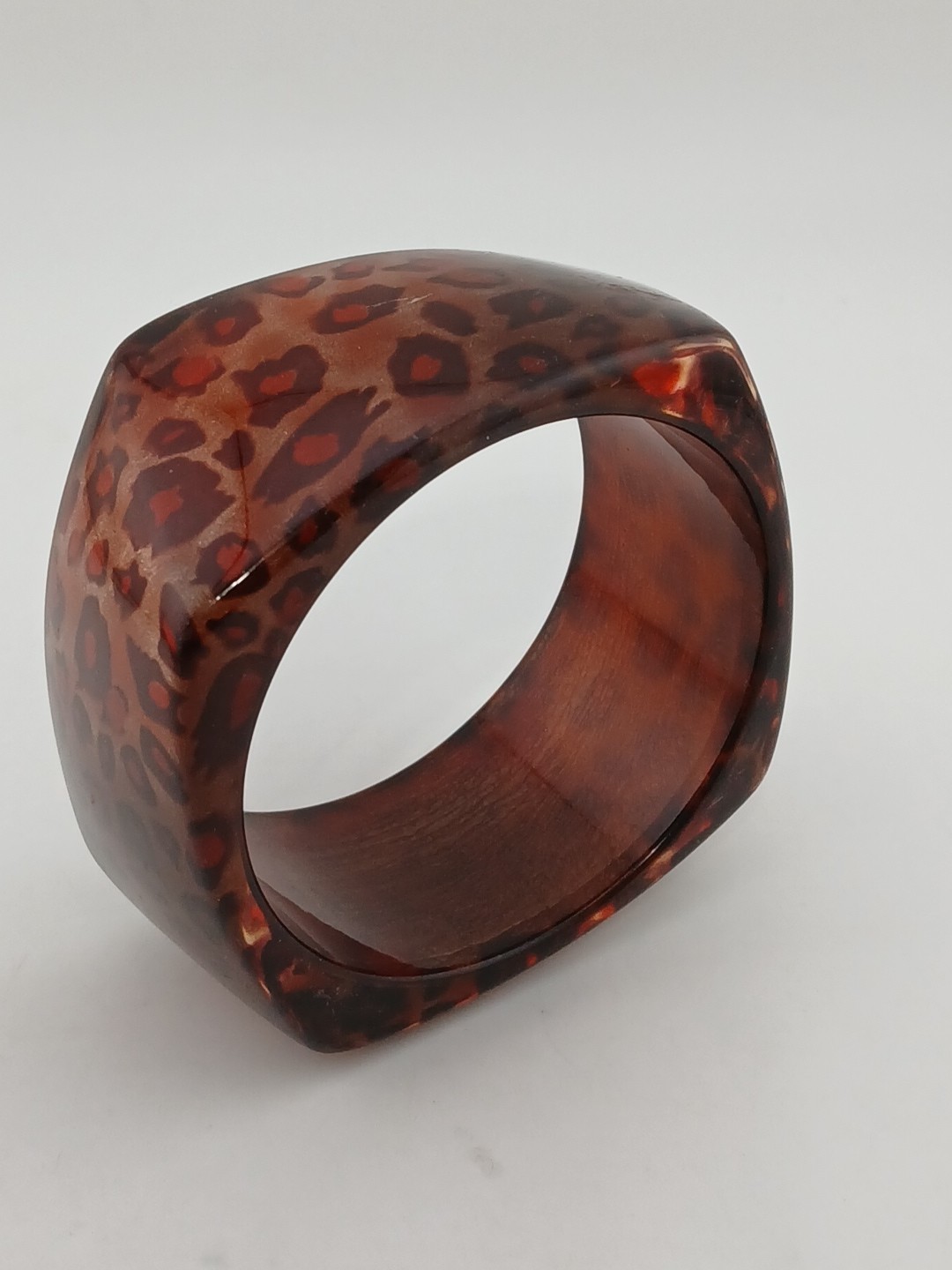 LUCITE GLITTERED leopard print faceted wide size 8.25 in vintage bangle bracelet