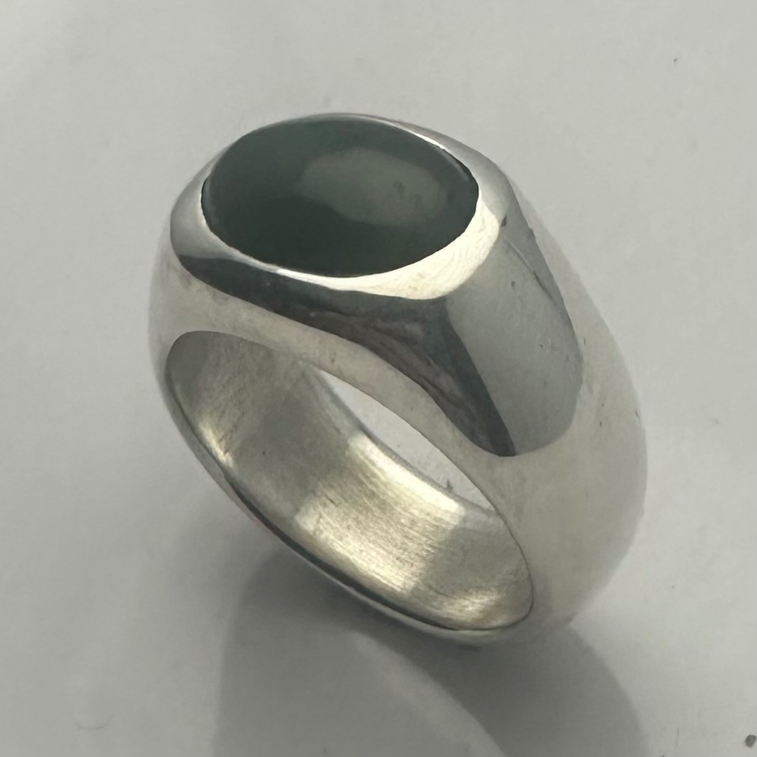 MJG STERLING SILVER MEN’S RING. 14 x 10mm OVAL GENUINE JADE. SZ 10. 18 GRAMS