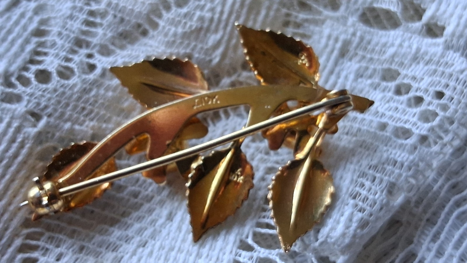 Vintage Black Hills 10k multi-color gold leafy pearl brooch