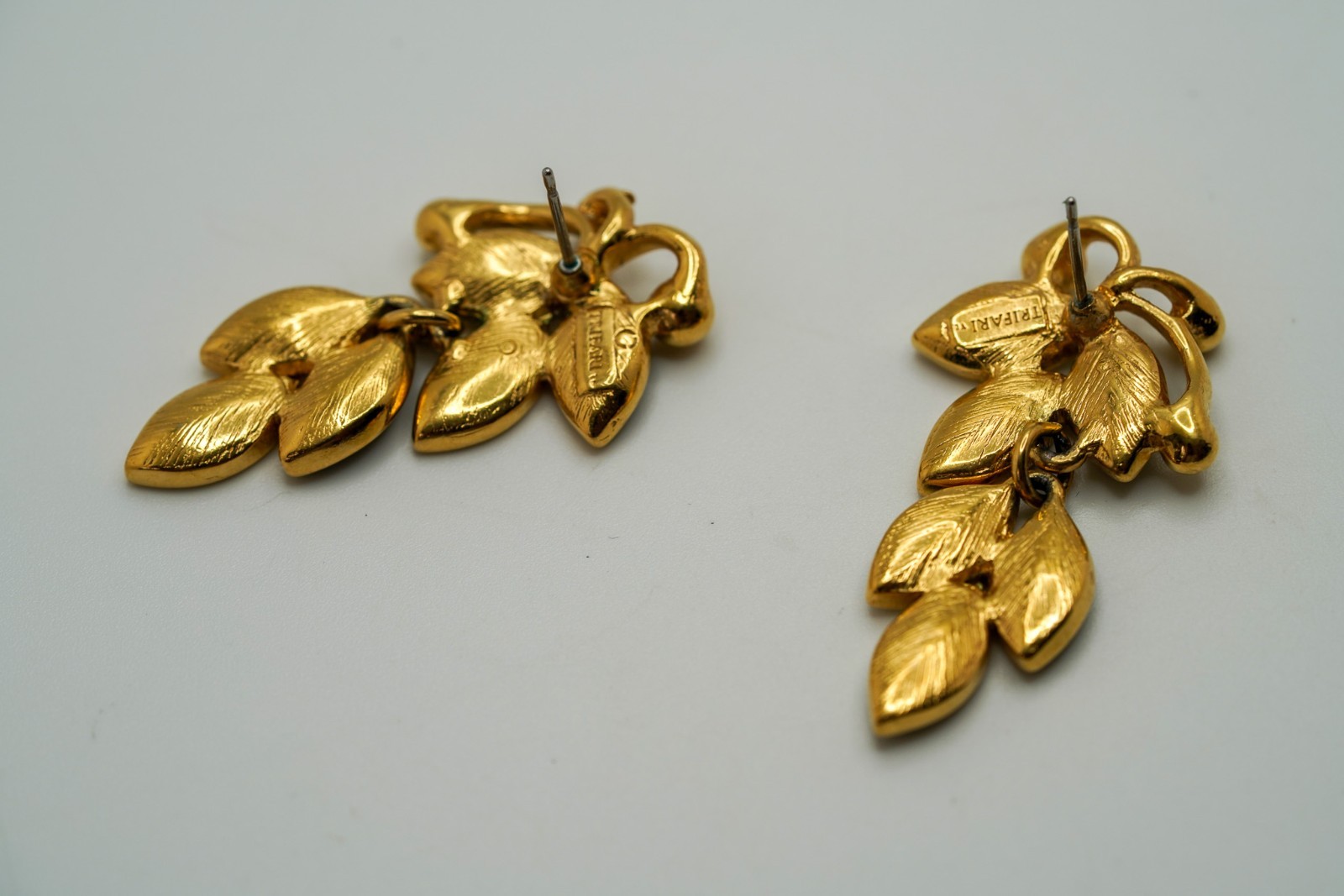 Vintage 4.2cm Trifari Glod Tone Black Enamel Leaf Dangle Earrings JB39