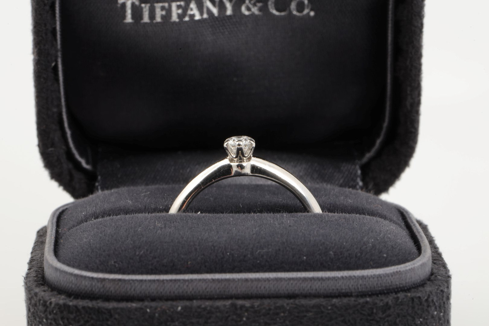 Tiffany & Co. 950 Platinum Engagement Ring with 0.27tcw Diamond Size 6 (4.16g.)
