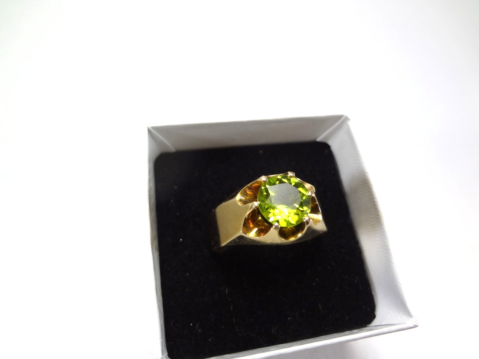 10K SOLID GOLD- PERIDOT IN A BELCHER STYLE RING – 7.30 GRAMS – SIZE 11.5 – F91