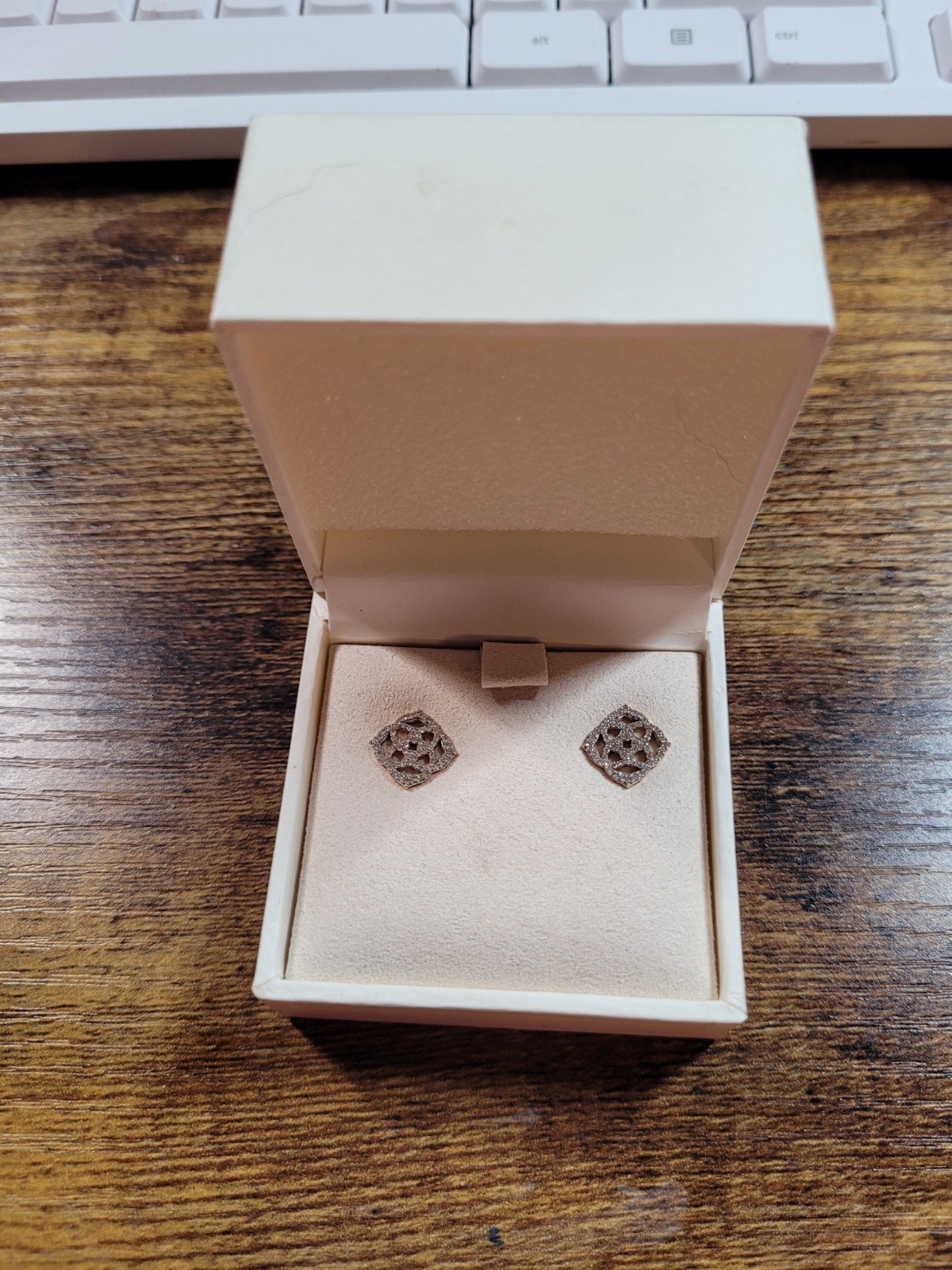HTF Sparkling Kendra Scott 14kt Yellow Gold Pave Diamond FLEUR Logo Earrings
