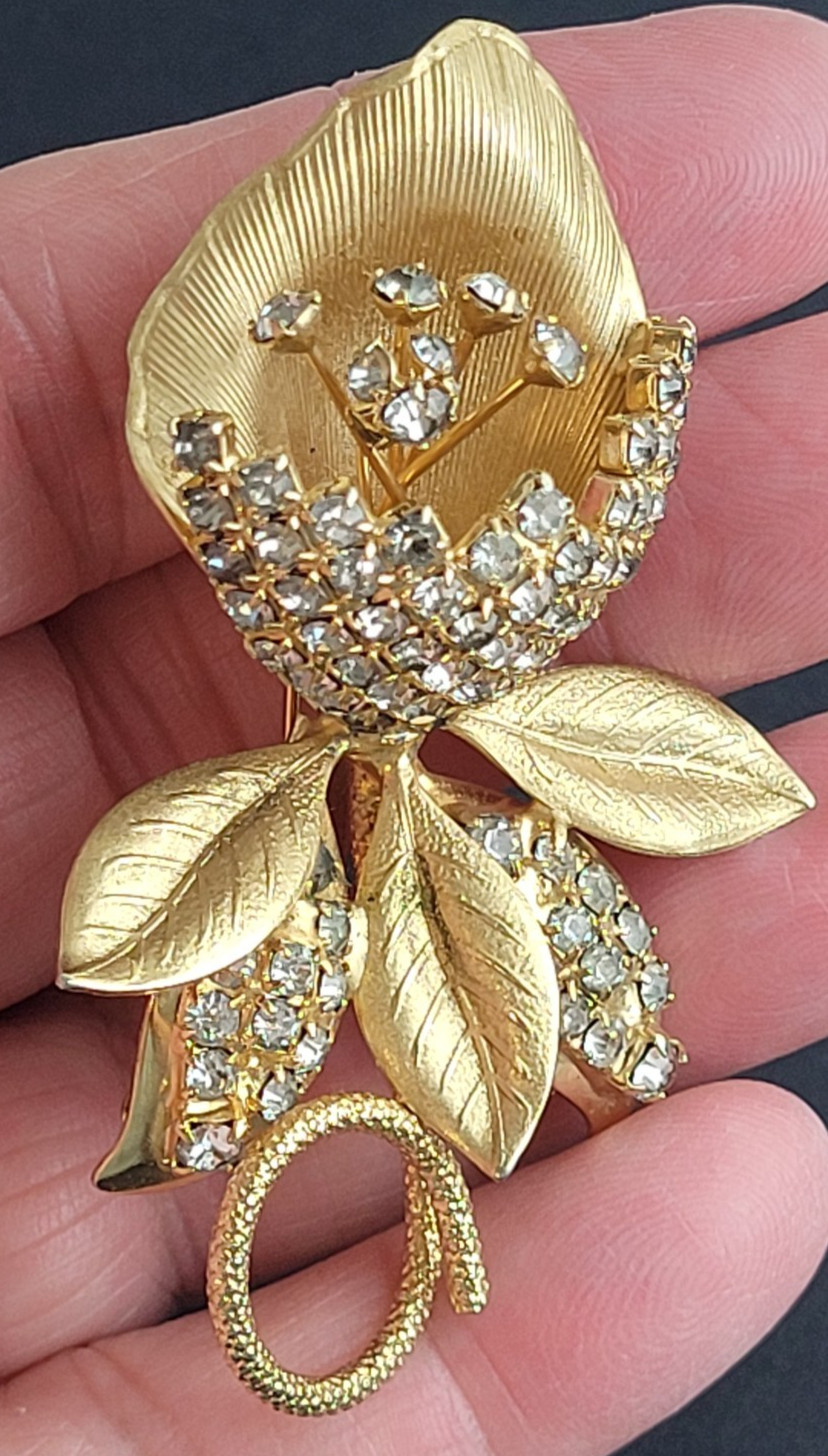 Vintage Hobe 1966 Gold Tone Rhinestone Floral Brooch 3D