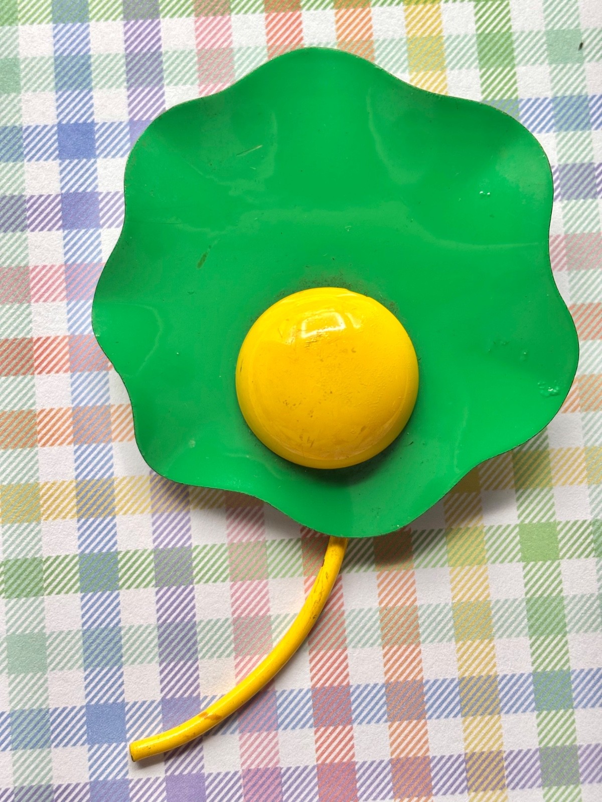RARE VINTAGE EARLY 1960s MOD POP ART FLOWER PIN GREEN & YELLOW 💚💛 PETALS
