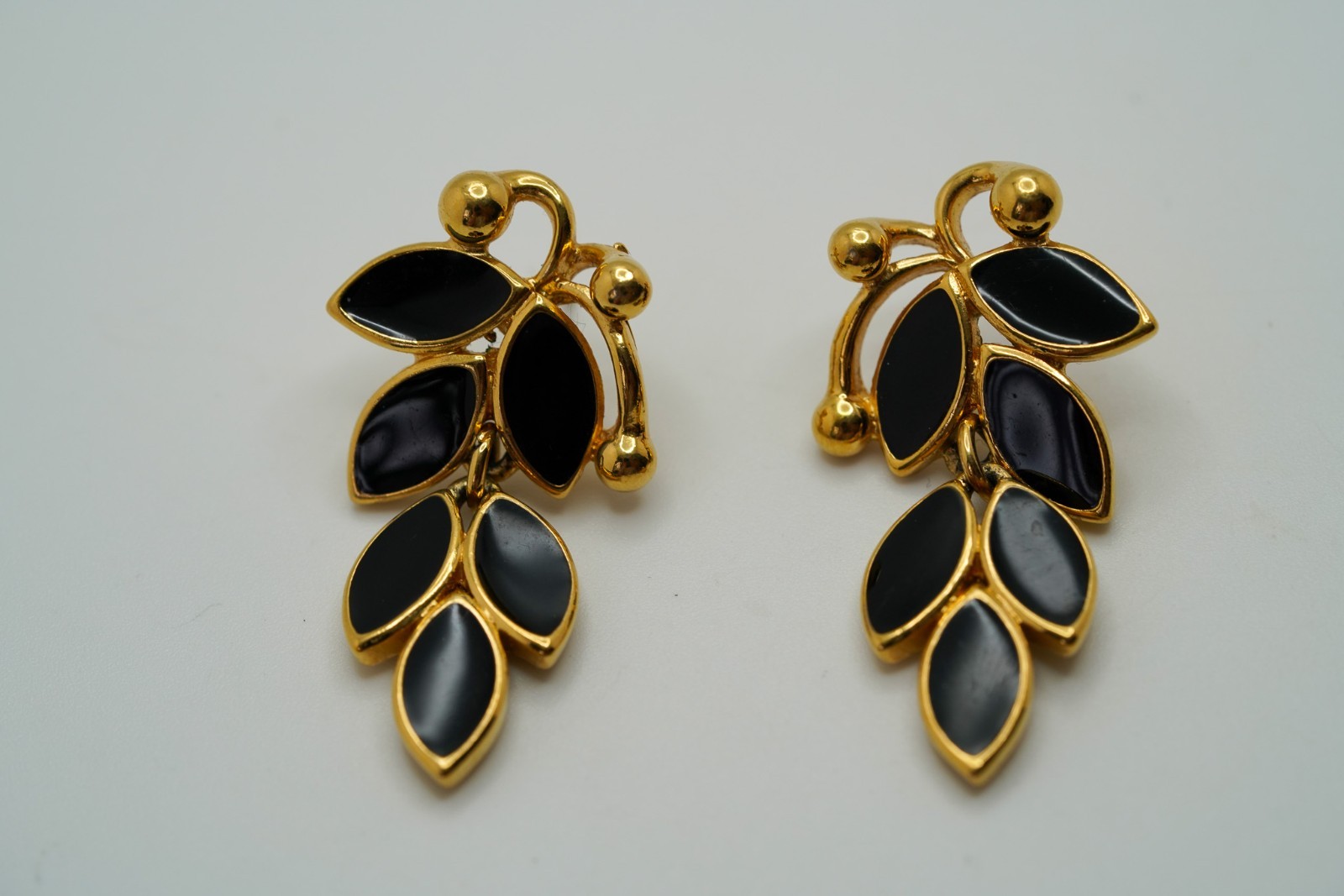 Vintage 4.2cm Trifari Glod Tone Black Enamel Leaf Dangle Earrings JB39