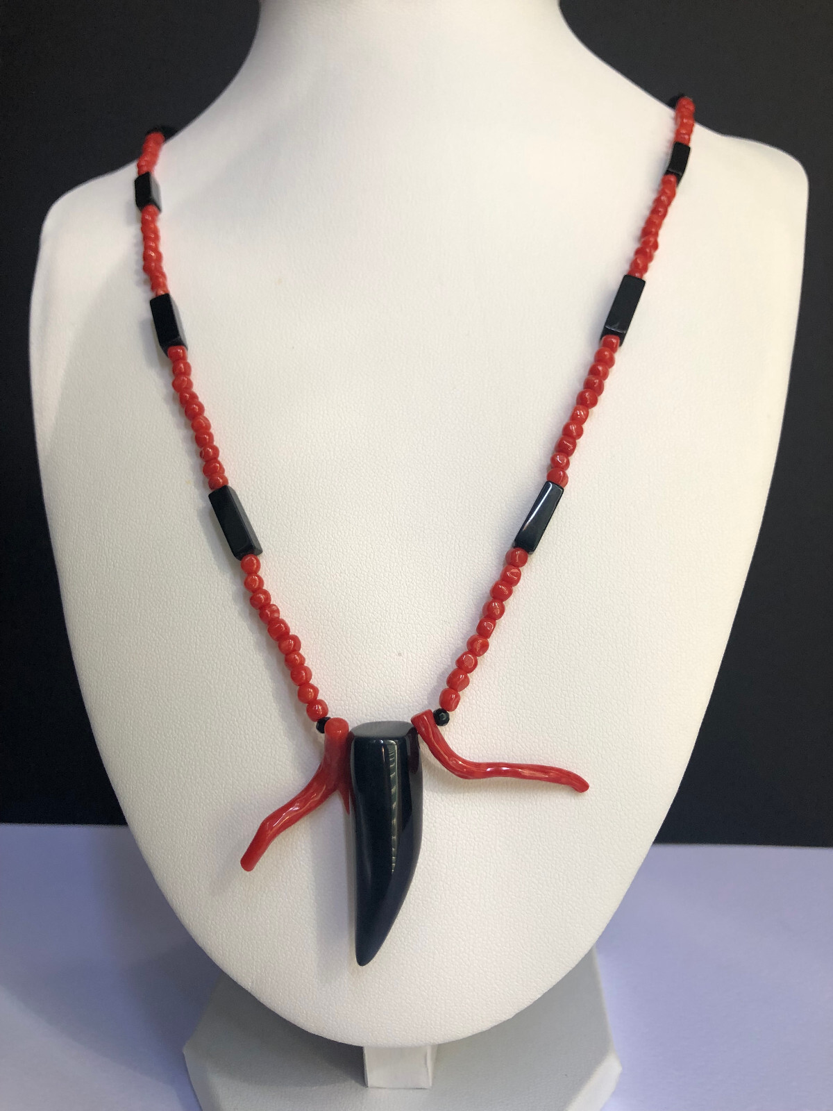 Collana a “pepite” di vero corallo rosso del mediterraneo e corno in onice