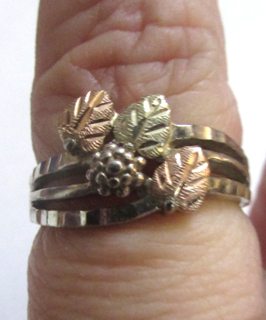 LANDSTROM’S BLACK HILLS GOLD & STERLING SILVER LEAVES TRIO RING SZ 9