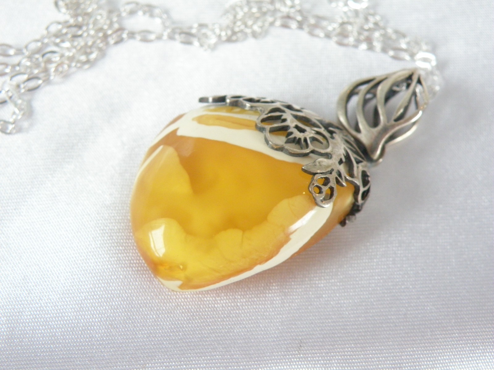 Vintage Sterling Silver 925 Butterscotch Egg Yolk Amber Pendant Necklace