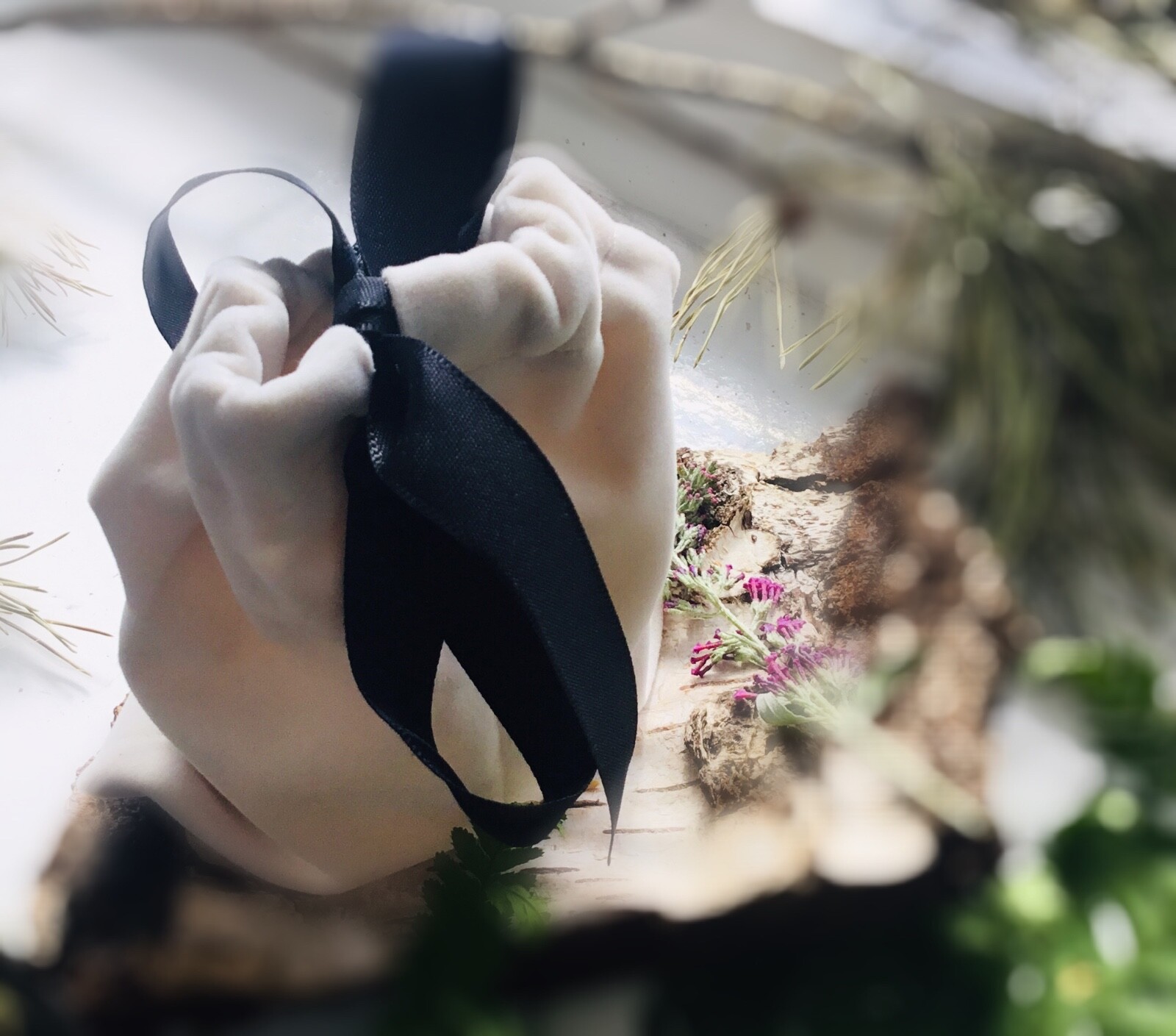 Everblossom White Flower Resin Bangle – Nature-Inspired Jewelry with Real and Ar
