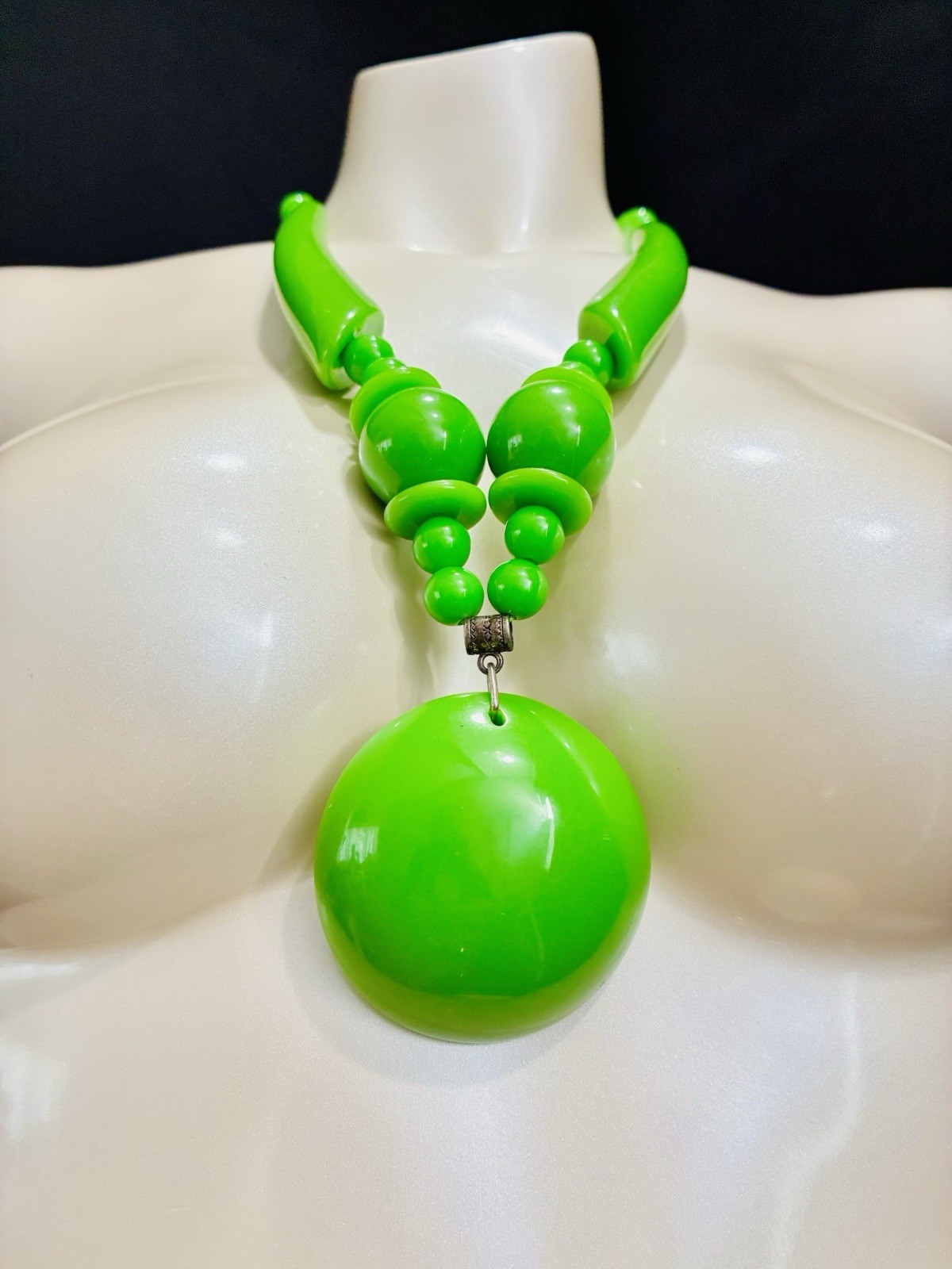Green Plastic Beaded Statement Necklace, Round Pendant, Adjustable, No Stone