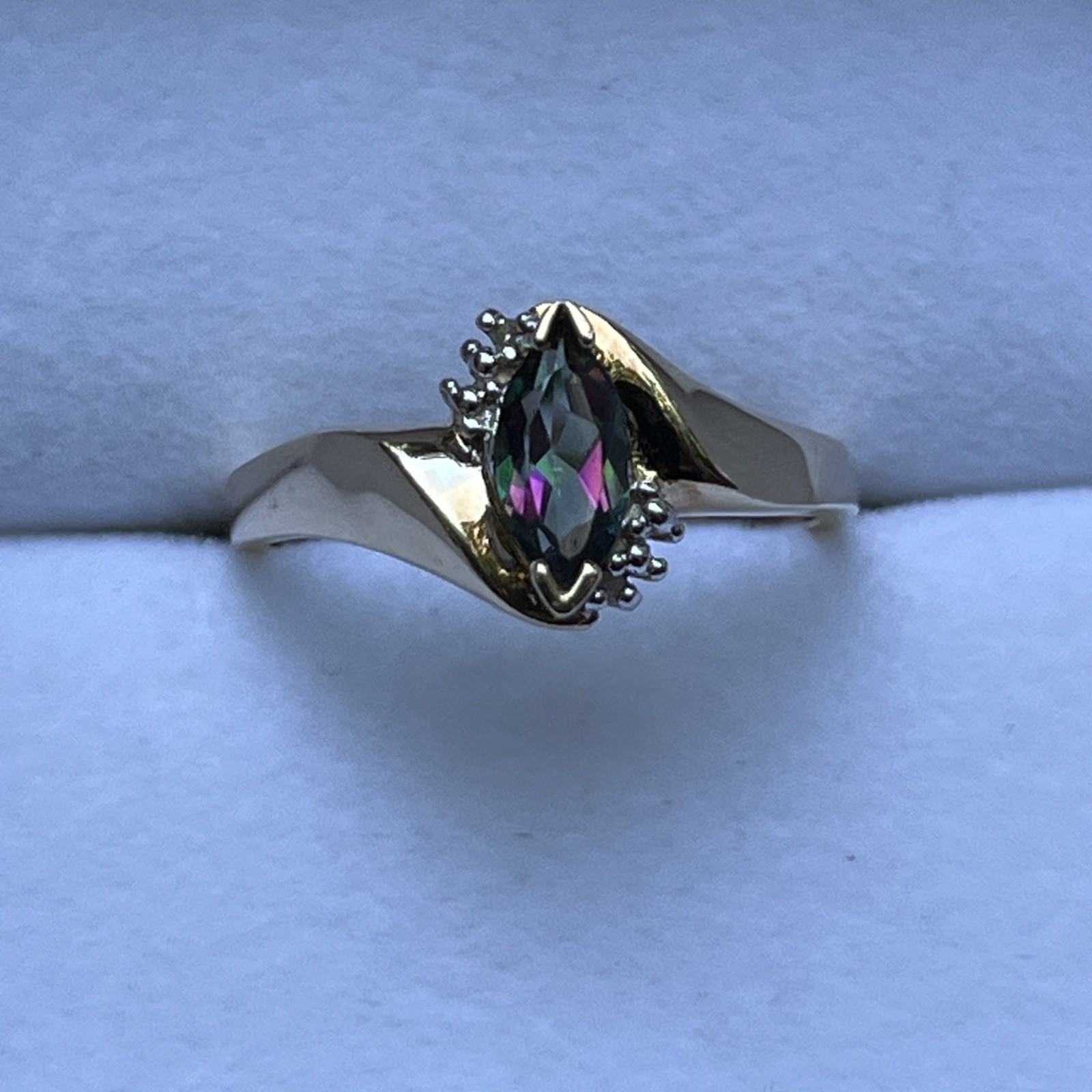 10k Solid Yellow Gold with Mystic Topaz Accent Ring Size 7; 2.4 grams, gorgeous