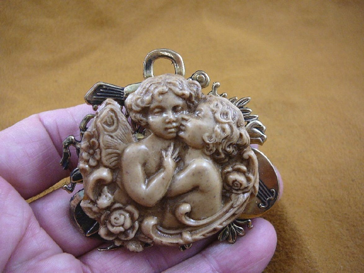 (CL70-7) 2 CHERUBS angels hug brown CAMEO round brass Pin Pendant Jewelry brooch