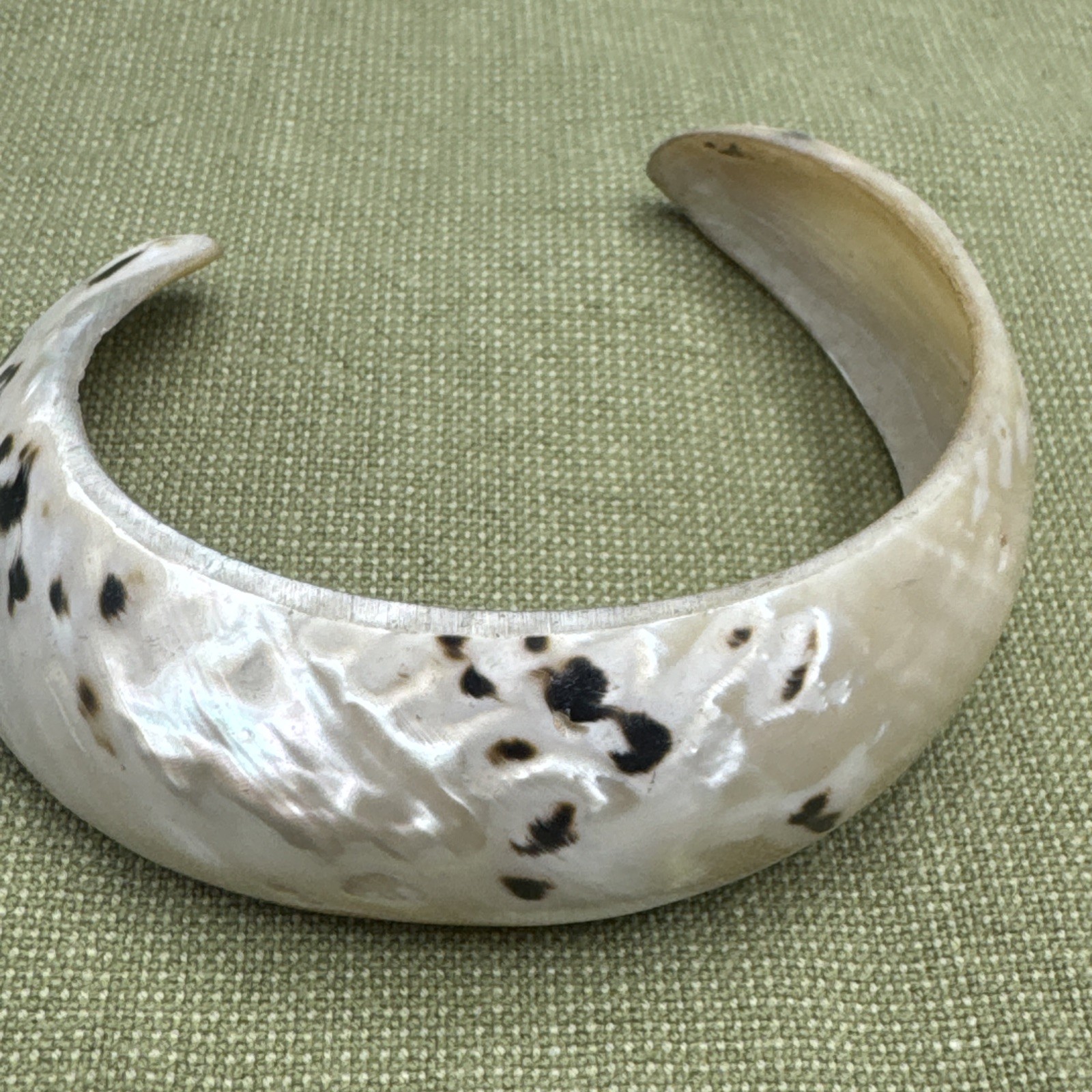 Sea Shell Bracelet Cuff -Black White Cream Hawaii Shell Section Cuff