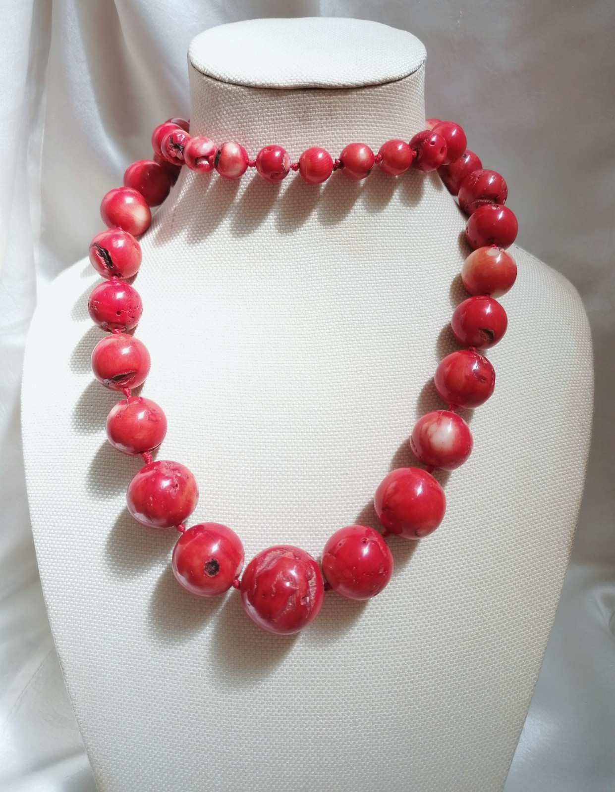 SPECTACULAR RED BAMBOO CORAL MAXI BALL CLIMBING NECKLACE, NEW.