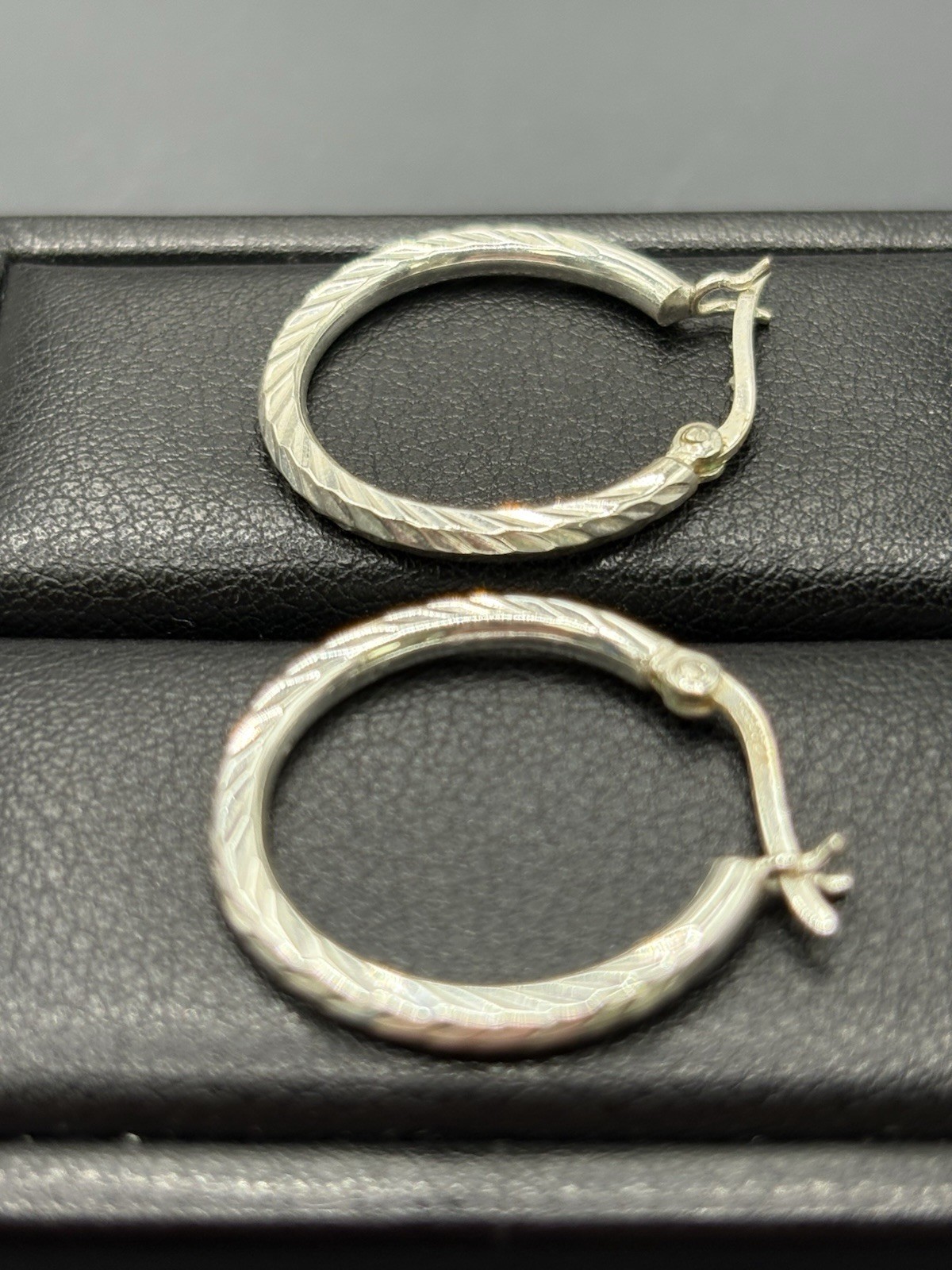 EUC 25MM Textured Sterling Silver Hoop Earrings 3.2 Grams B20