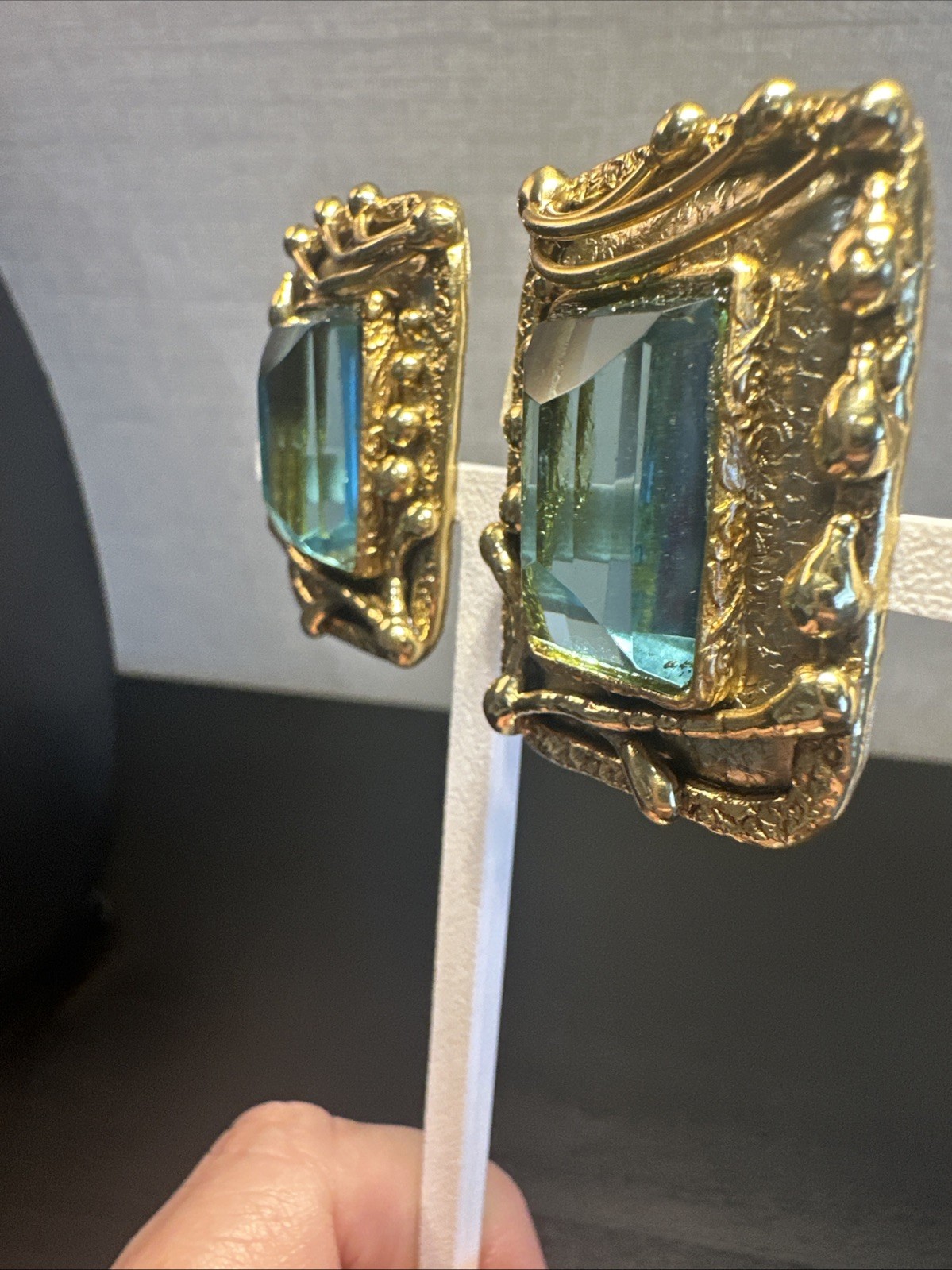 RARE VINTAGE IXEL ARTISAN RECTANGLE AQUA COLOR STONES GOLD TONE CLIP ONS