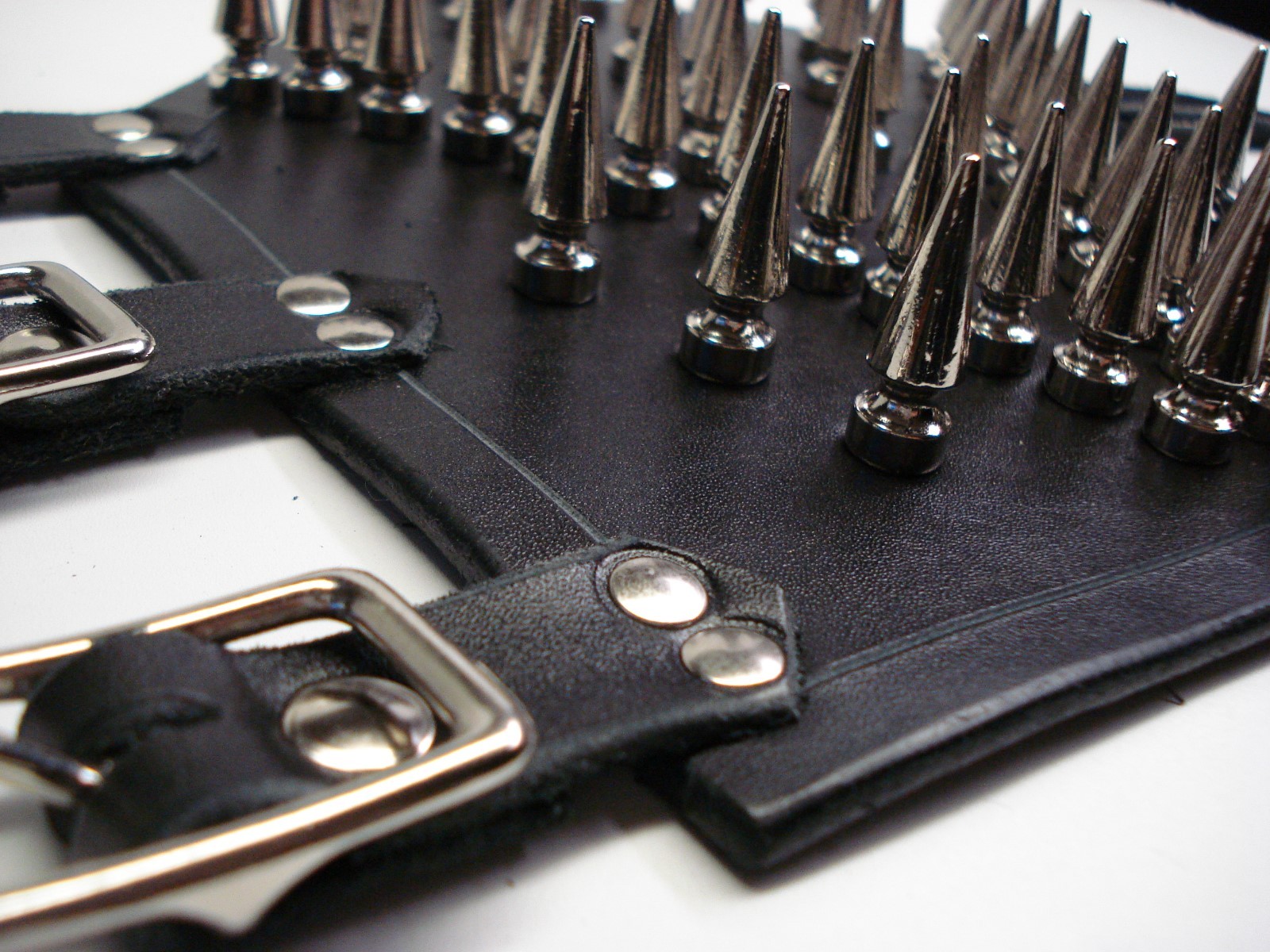 LEATHER SPIKED ARMBAND. BLACK METAL ….(MDLA0071)….. BELENOS