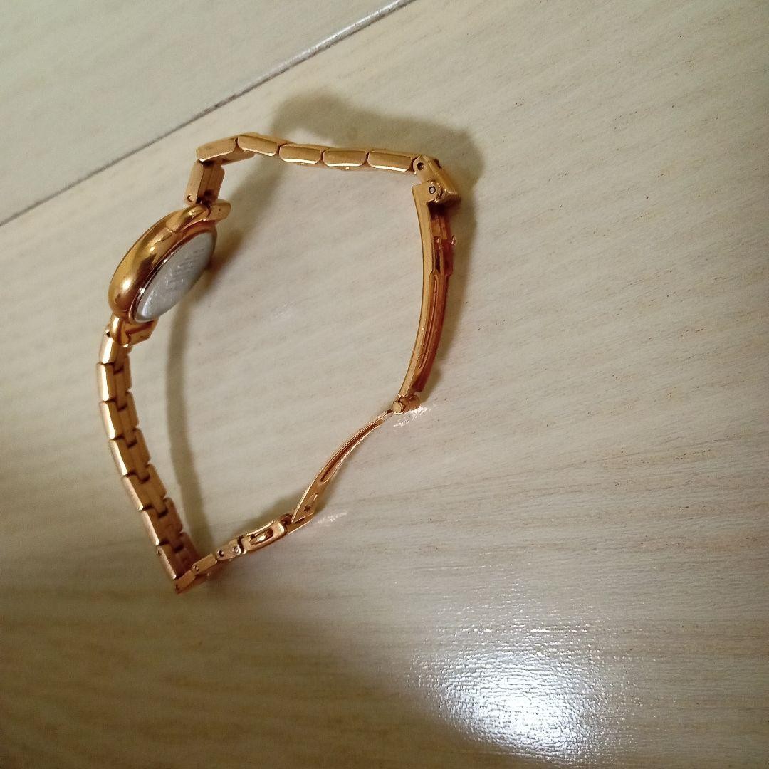Wired watch, gold, red.