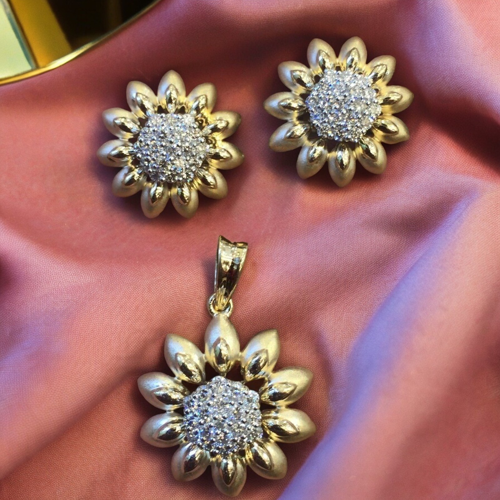 Beautiful Pendant Earrings Set in 14K Gold 1.24 Cts Round Brilliant Cut Diamonds