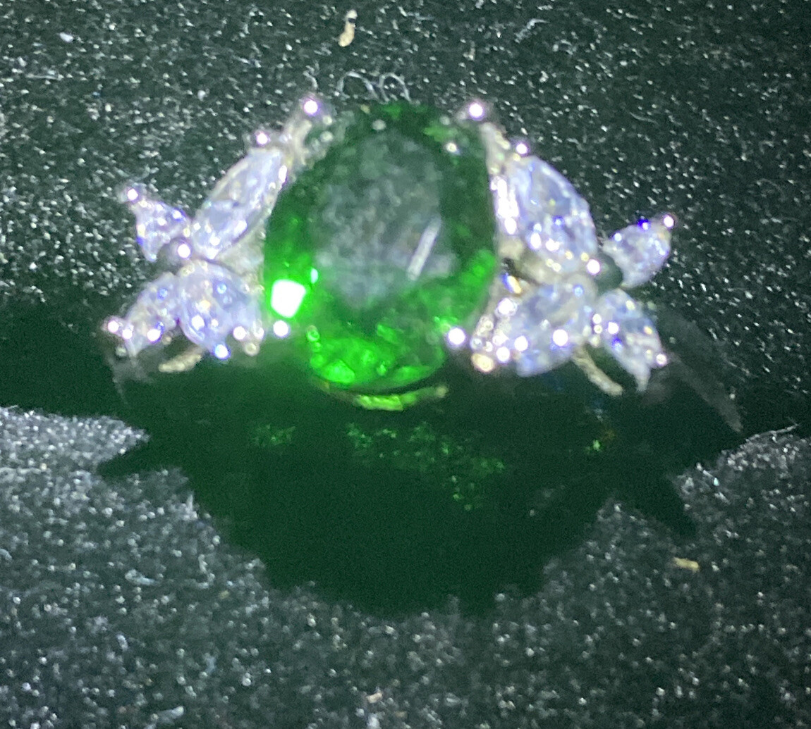 SILVER Filled Pretty Oval Solitaire + Ring+ Accents.GREEN GEM. N1/2. 54. 7