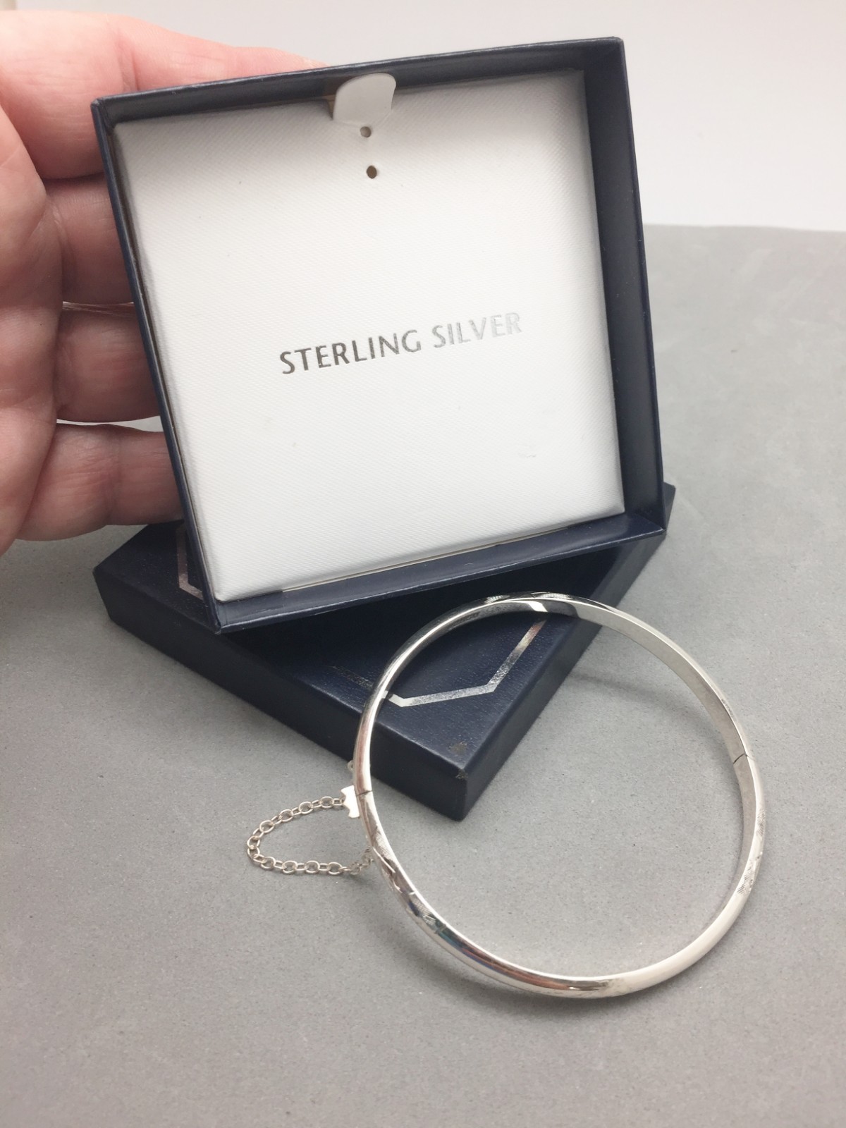 Sterling Silver Designer SU Hinged Locking Bangle Bracelet 5mm Wide 5.7 Gr New