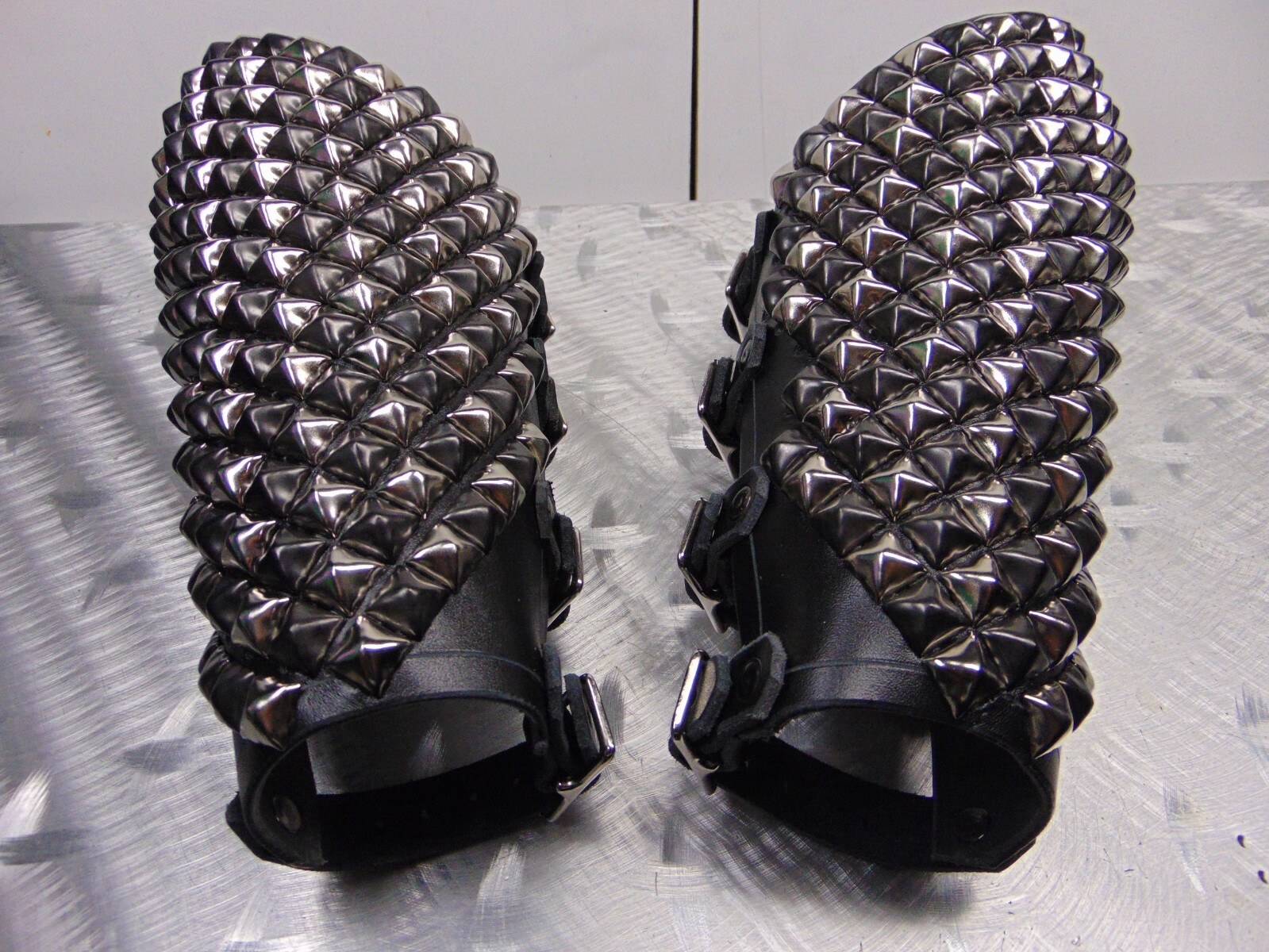 LEATHER STUDDED OLD SCHOOL GAUNTLET.HEAVY METAL…(MDLG0201)…. BLIND GUARDIAN