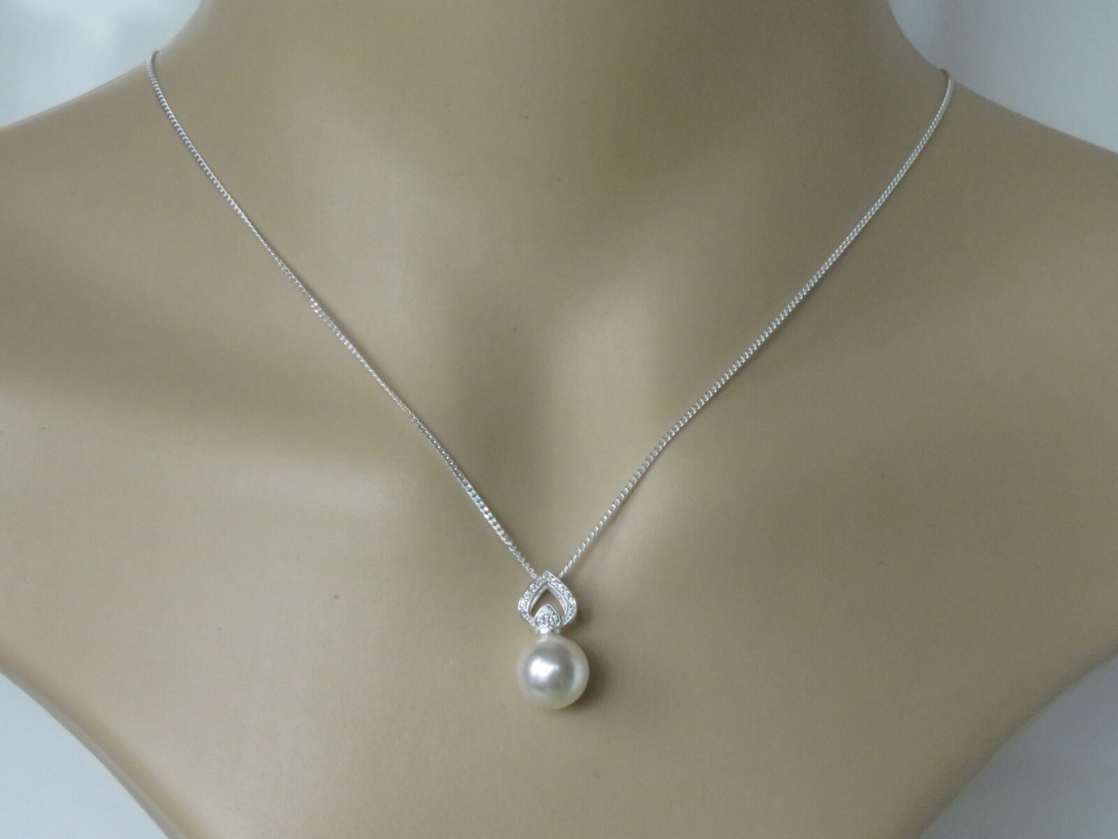 sa5. 925 Sterling Silver Necklace Made With a Swarovski White Pearl Pendant