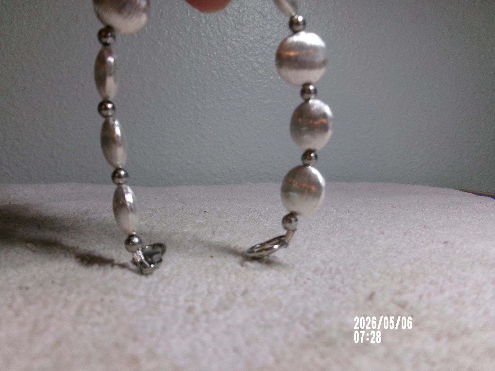SILVER BRUSHED FINISH PUFFY CIRCLE LINK BEADED BANGLE/BRACELET 7″L