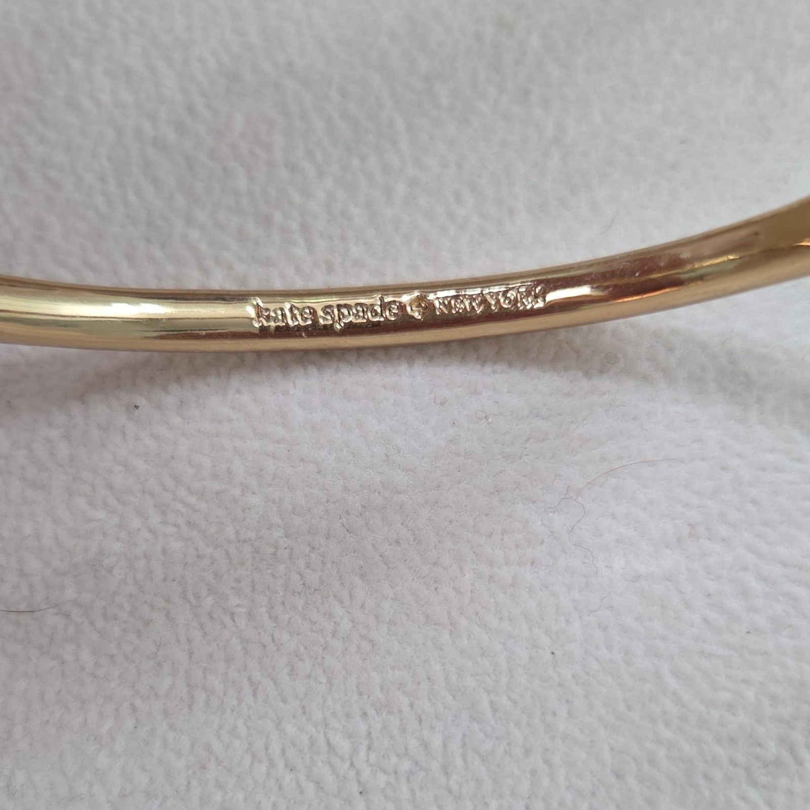 kate spade new york Signed Gold Tone Hinged Bangle Bracelet Pink Cupcake Charm