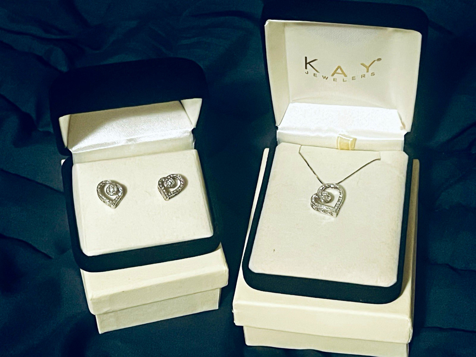 *NEVER WORN* Kay Jewelers Diamond Heart Pendant Necklace & Earrings Set